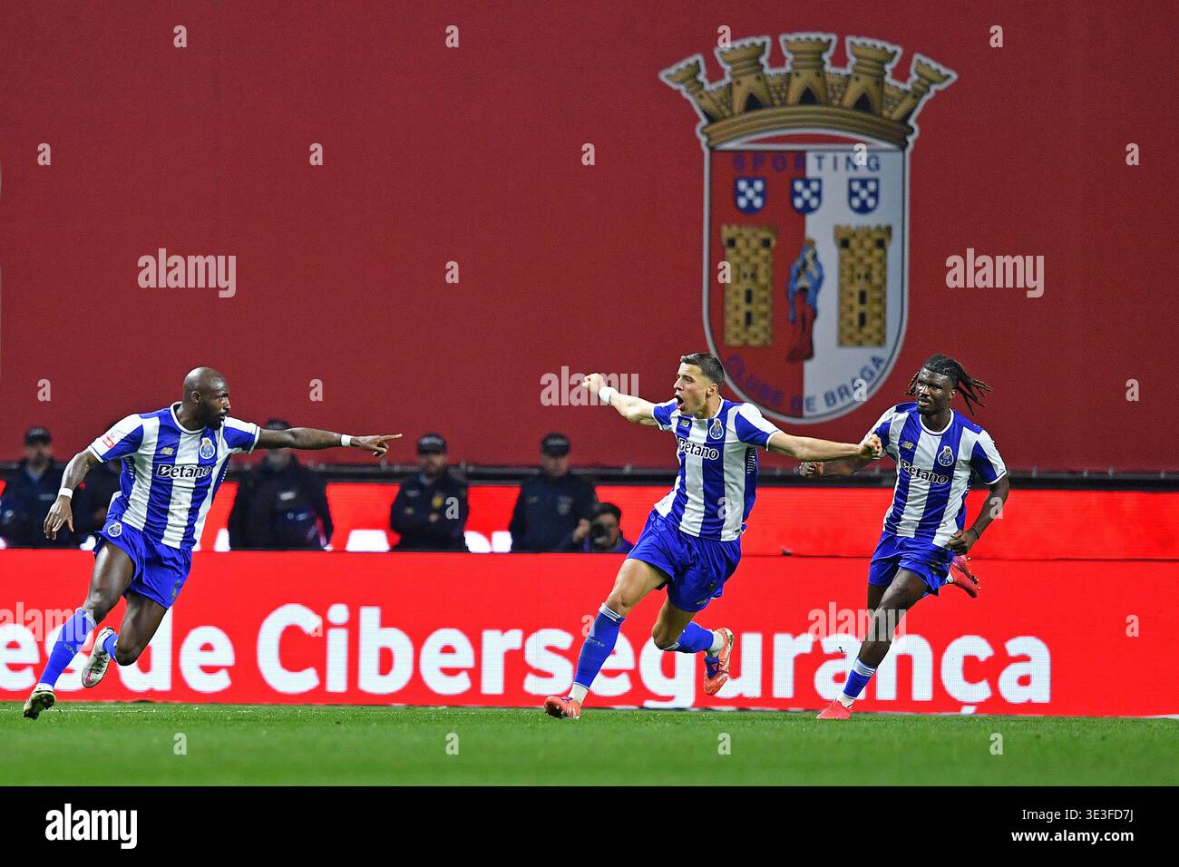 Braga, Portugal. 22nd March 2026: Braga, Portugal: Estadio Municipal de Braga, Primeira Liga 2025-2026, SC Braga versus FC Porto: Seko Fofana of FC Porto celebrates after scoring the second goal of his team with Jan Bednarek and Terem Moffi during a match between SC Braga and FC Porto for the Primeira Liga 2025/2026 at Estadio Municipal de Braga Credit: Action Plus Sports Images/Alamy Live News Banque D'Images