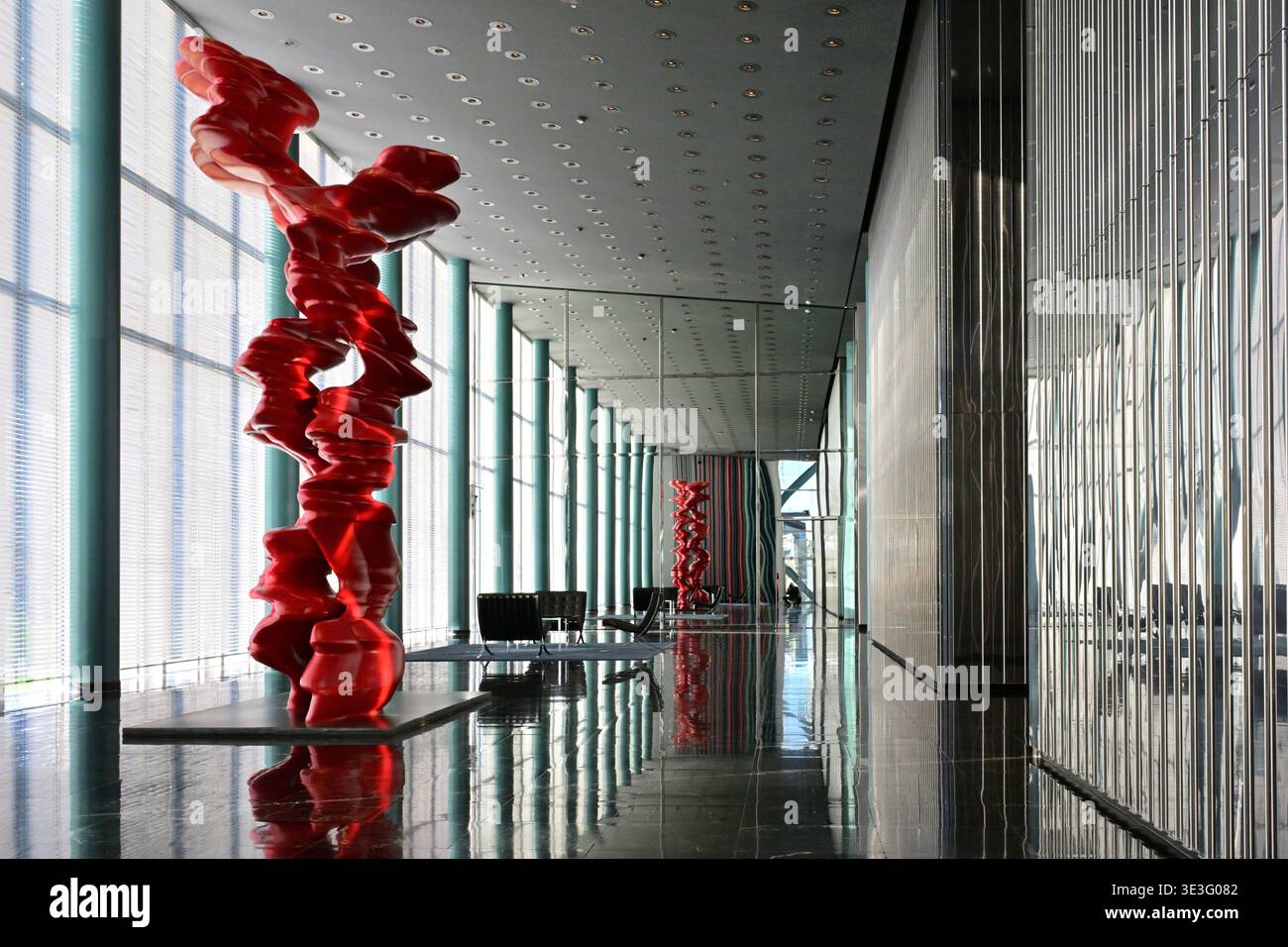 Düsseldorf, Allemagne - 15 mars 2026 : mobilier de hall avec de grandes fenêtres à Düsseldorf, Allemagne Banque D'Images