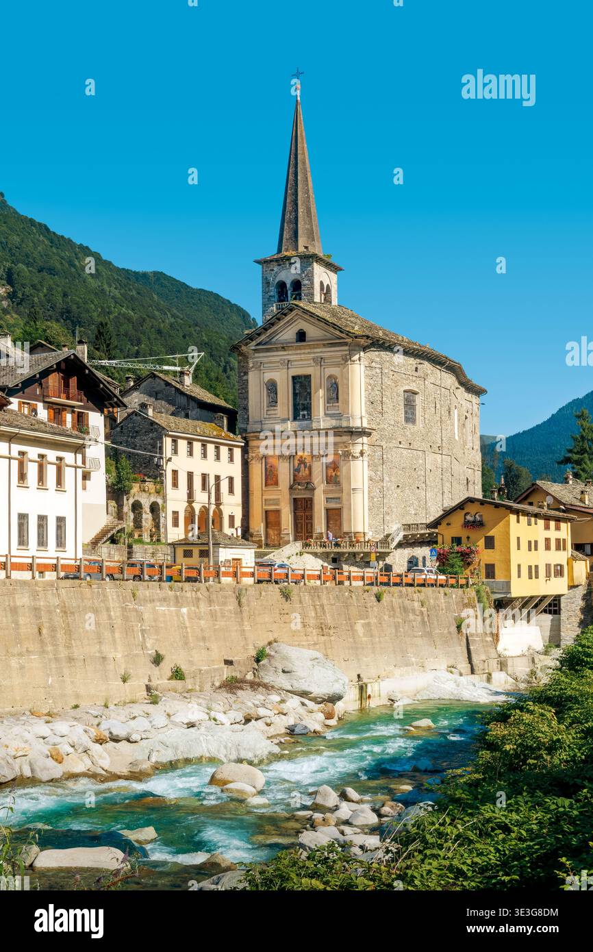 Une vue pittoresque sur la vieille église et la rivière de montagne dans le village alpin historique de Campertogno dans la vallée de Valsesia, Piémont, Italie. Banque D'Images