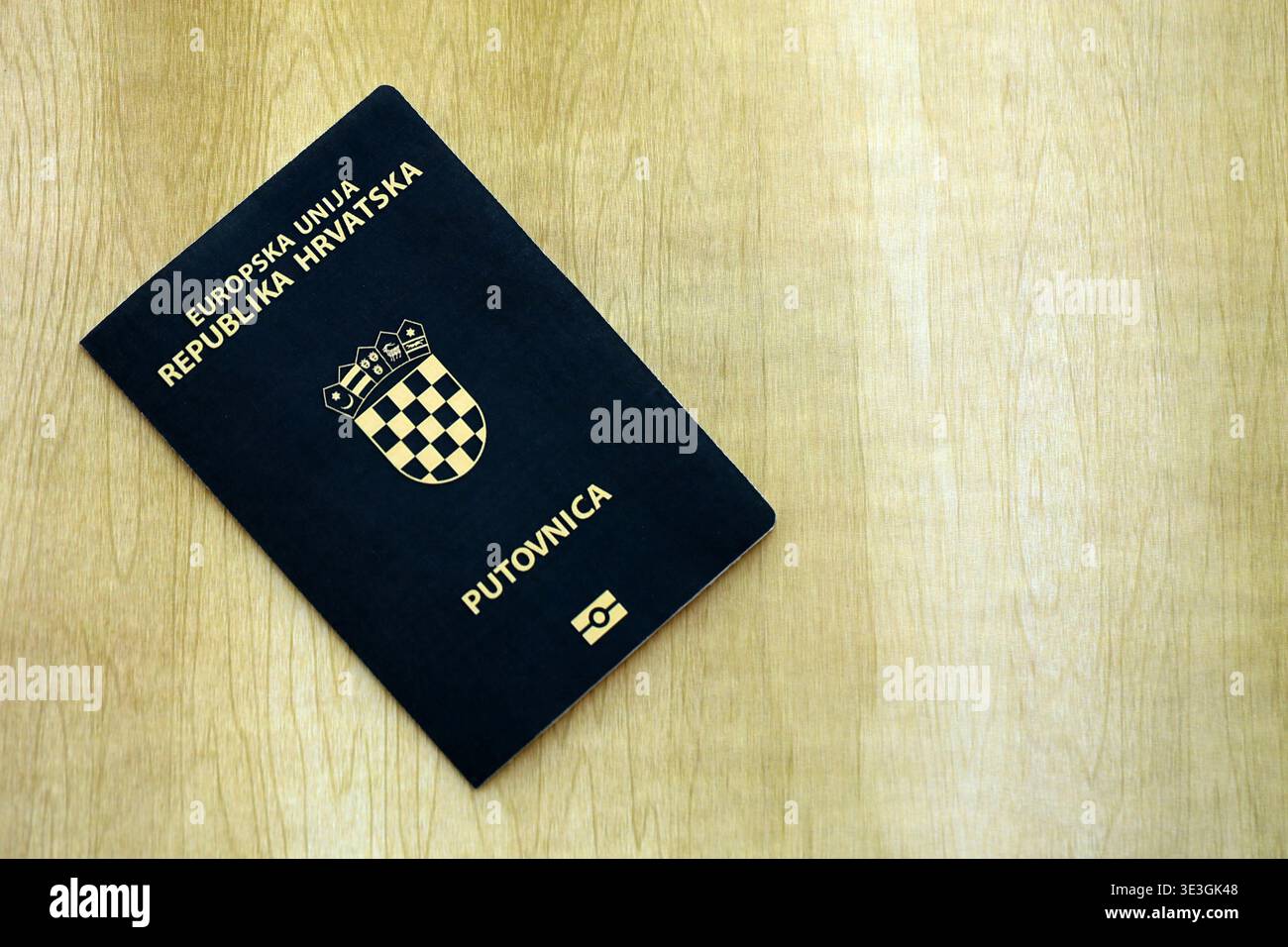 Passeport croate sur la table de près. Carnet officiel de documents d'identité pour les citoyens de Croatie. Concept de voyage et de tourisme en Croatie Banque D'Images