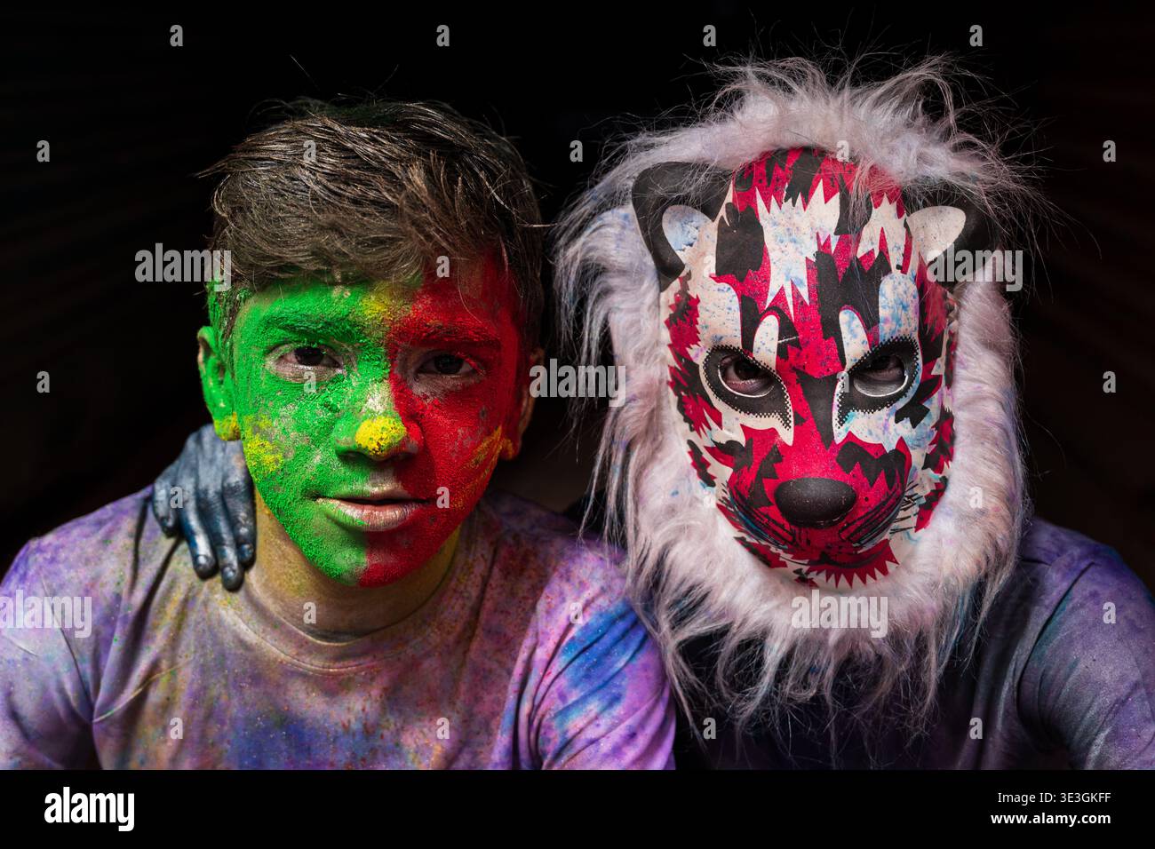 Dhaka, Bangladesh - 04 mars 2026 : vue de couleurs vives Holi étalées sur les visages, un masque fantaisiste ajoutant au chaos festif, capturant la joyou Banque D'Images