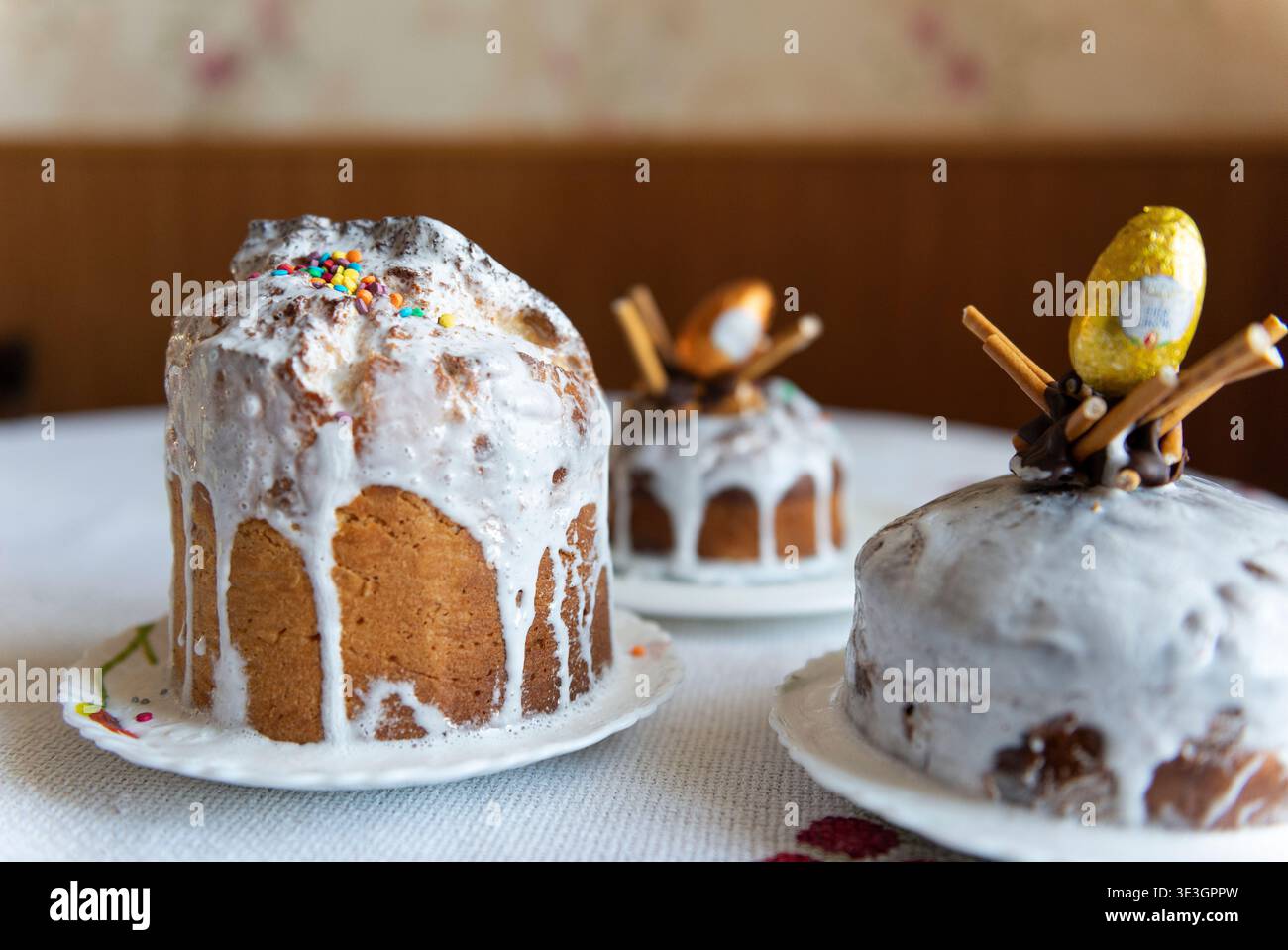 Les gâteaux de Pâques sont sur la table Banque D'Images