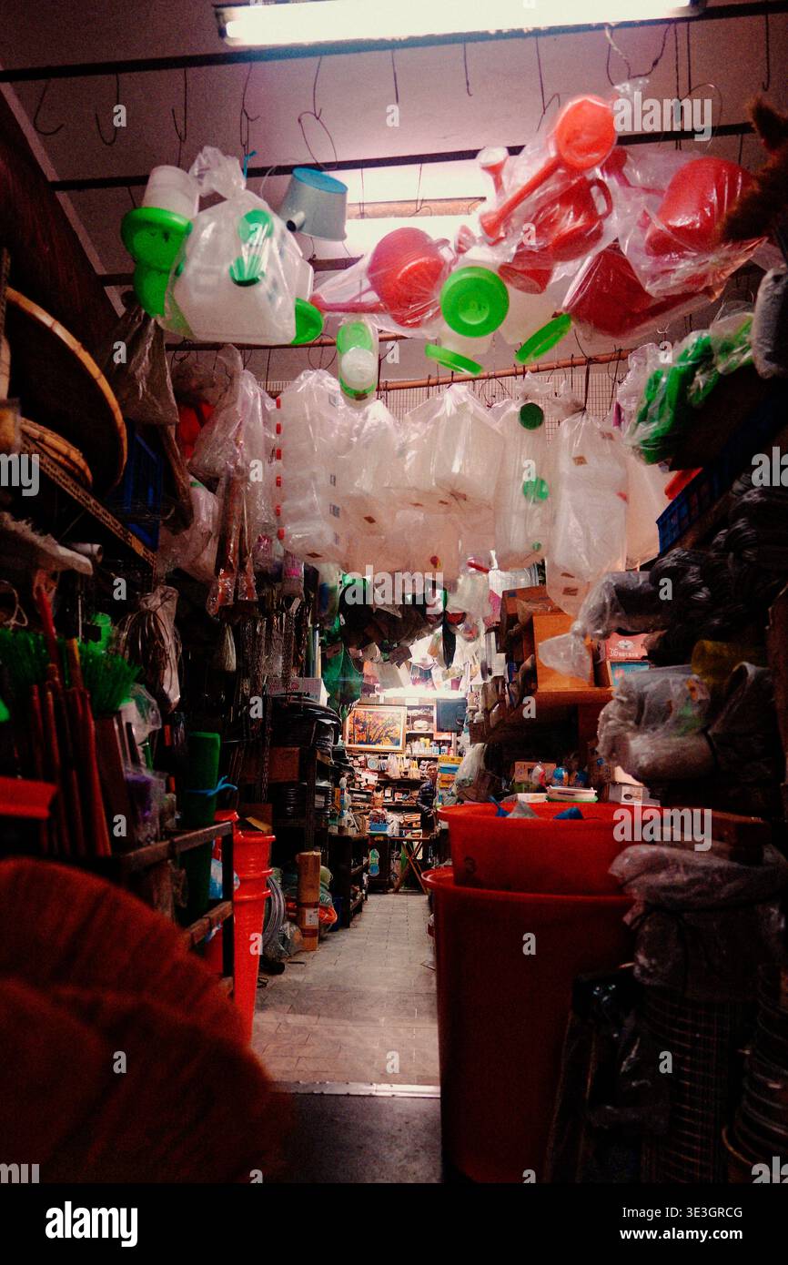 Taichung, Taiwan - 9 février 2023 : allée étroite d'un magasin traditionnel taïwanais avec des marchandises suspendues au plafond emballées avec des marchandises. Banque D'Images