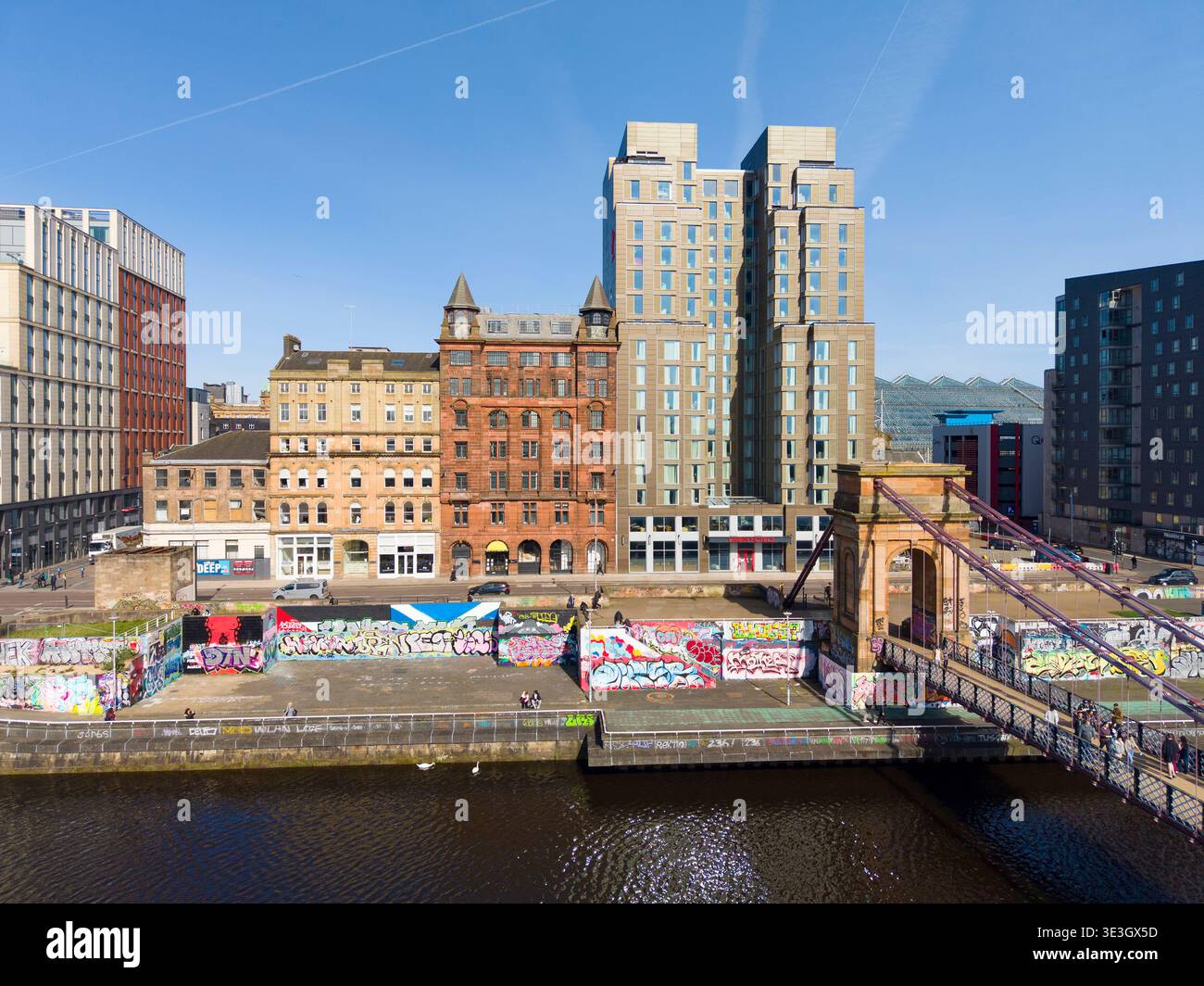 Vue aérienne de la passerelle suspendue et du front de mer de la rivière Clyde dans le centre-ville de Glasgow, Glasgow, Écosse, Royaume-Uni Banque D'Images