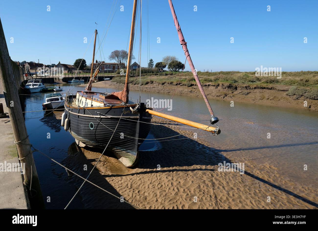 vieux voilier amarré au port de blakeney, dans le nord du norfolk, en angleterre Banque D'Images