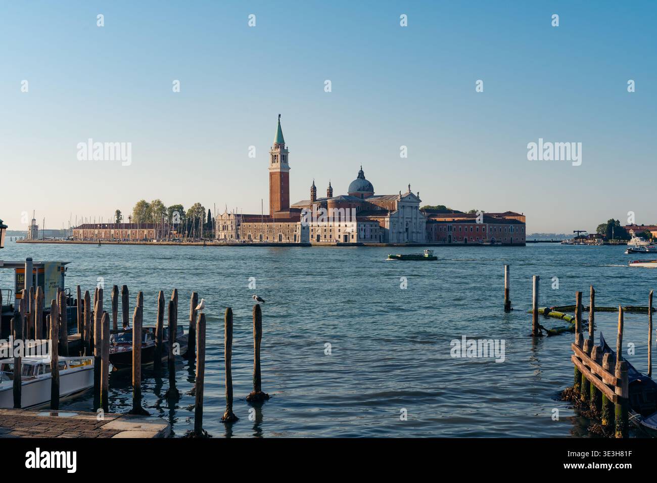 Vue sur les eaux sereines reflétant l'architecture de l'île lointaine, un mélange fascinant de nature et de civilisation, Venise, Vénétie, Italie. Banque D'Images