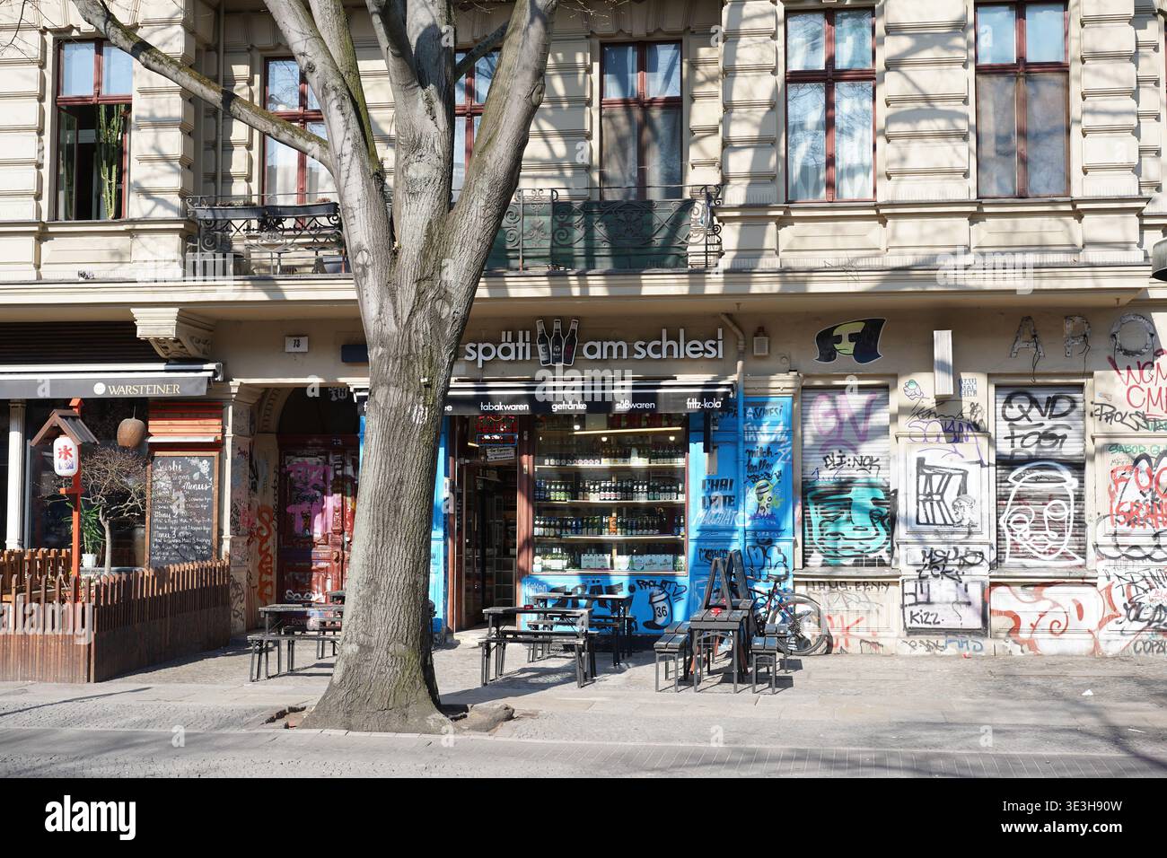 Berlin, Allemagne - 23 mars 2026 : le dépanneur 'Späti am Schlesi' avec des murs couverts de graffitis près de Schlesisches Tor dans le quartier de Kreuzberg. Banque D'Images