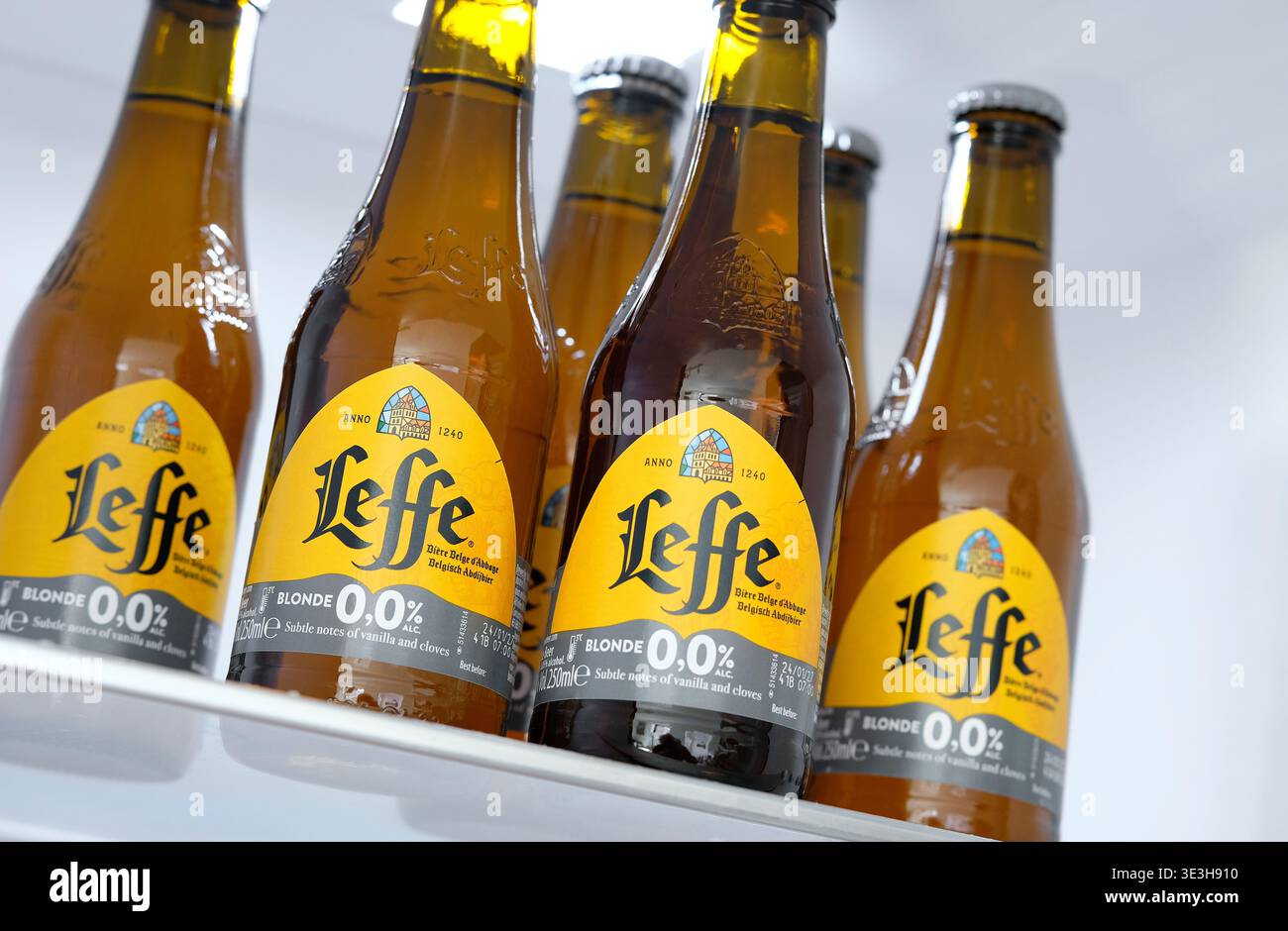 Bière sans alcool blonde Leffe sur étagère dans le réfrigérateur Banque D'Images