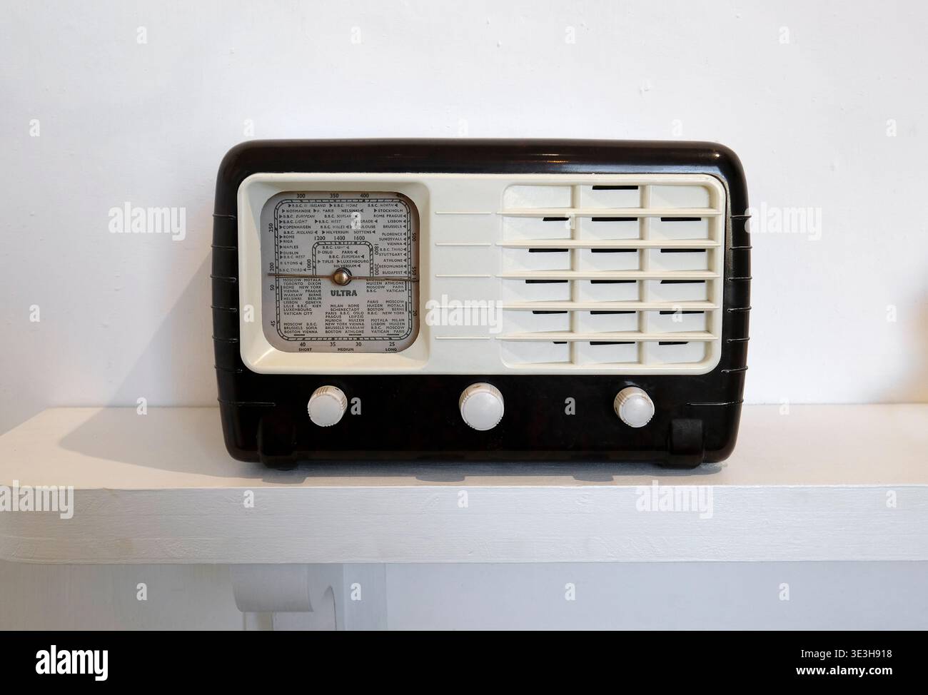 Radio en bakélite vintage ultra T401 sur étagère Banque D'Images