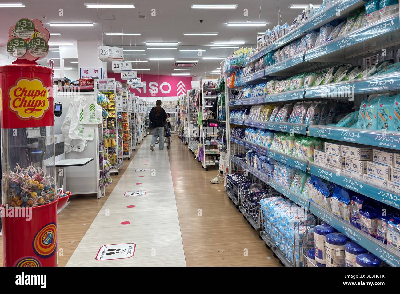 Une femme fait ses courses dans un magasin Daiso de 100 yens à Shinjuku, alors que le détaillant à prix réduits japonais continue d’étendre sa présence mondiale dans un contexte de forte popularité à l’étranger. Connu pour sa large gamme d'articles ménagers abordables, Daiso offre des produits comprenant des ustensiles de cuisine, vaisselle, papeterie, cosmétiques, fournitures de nettoyage, articles de stockage, outils de jardinage, collations et produits saisonniers, attirant les clients avec sa variété et ses prix bas. La société exploite des milliers de magasins à travers le monde en Asie, en Amérique du Nord, en Europe et au moyen-Orient, ce qui en fait l’une des marques de vente au détail les plus reconnaissables du Japon à l’étranger. Banque D'Images