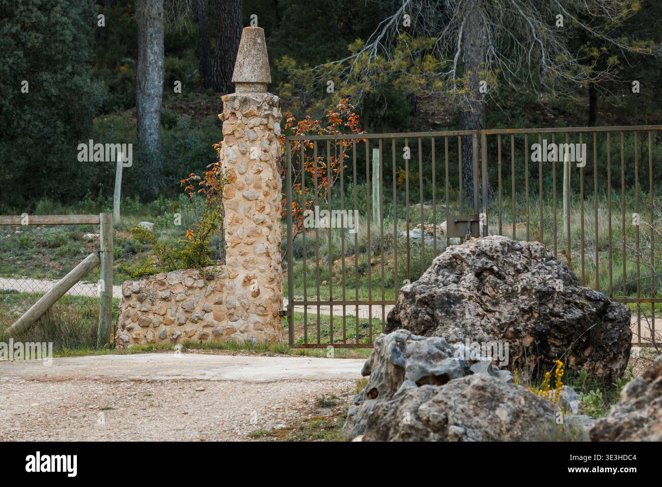 Porte de fer et pilier de pierre à l'entrée d'un domaine rural, Bocairent, Espagne Banque D'Images
