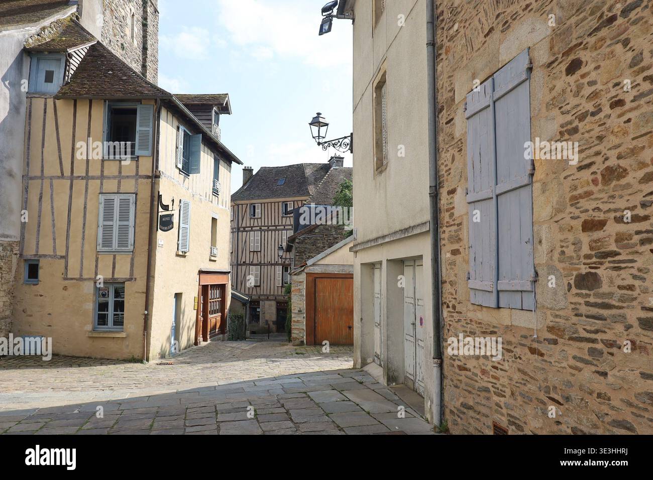 Rue ancienne typique, village de Saint Yrieix la Perche, département de la haute-Vienne, France Banque D'Images