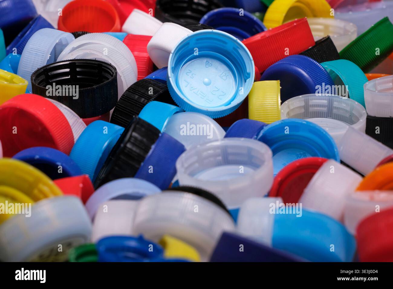 Grande pile de bouchons de bouteille en plastique coloré pour le recyclage Banque D'Images