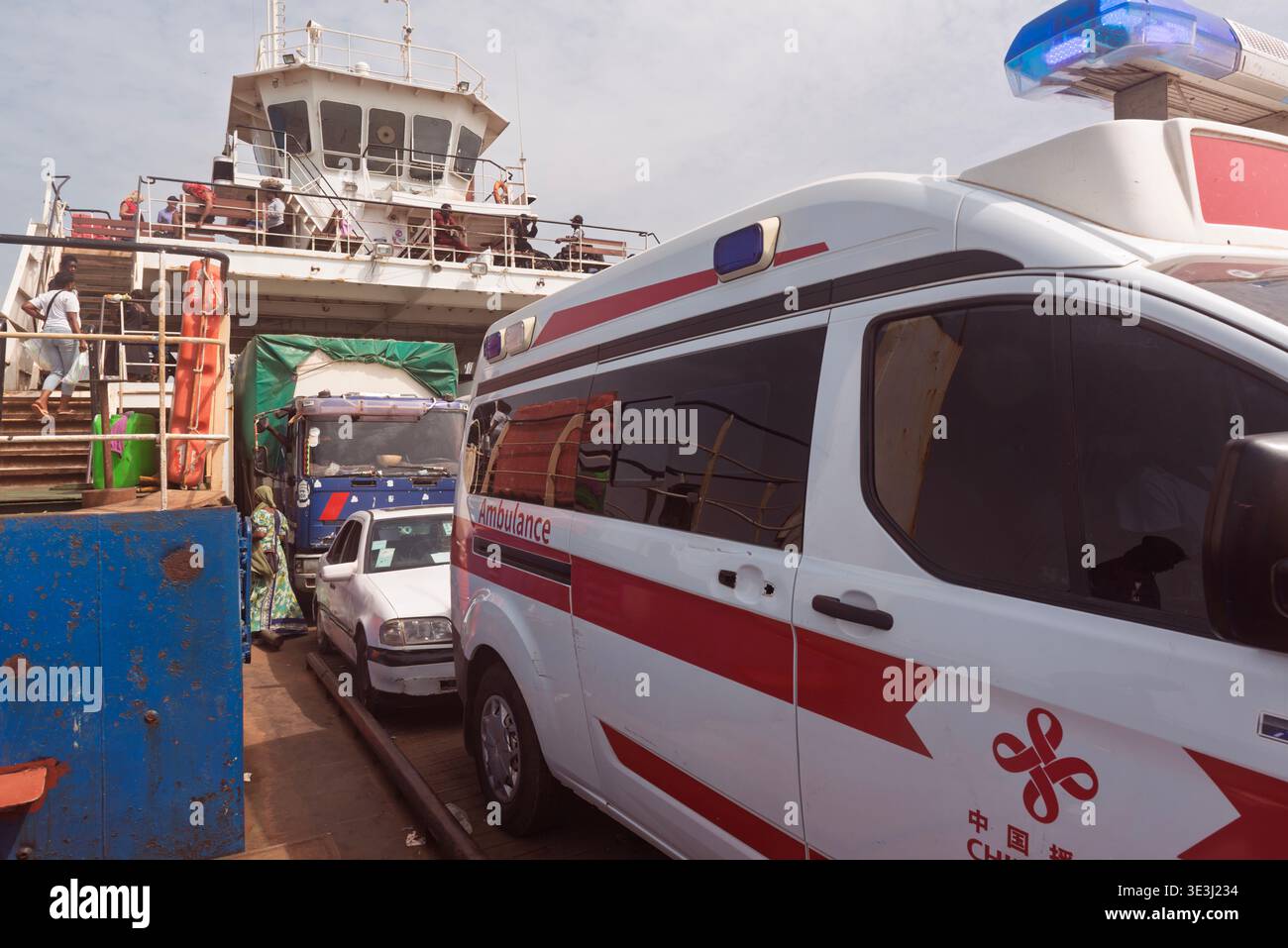 Ambulance et autres véhicules à bord du ferry de Banhul entre Barra et Banjul. Gambie Banque D'Images