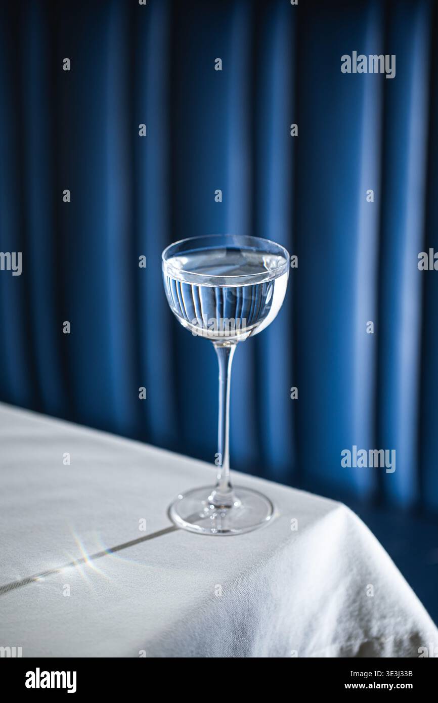 Cocktail clair dans un verre élégant sur la table Banque D'Images