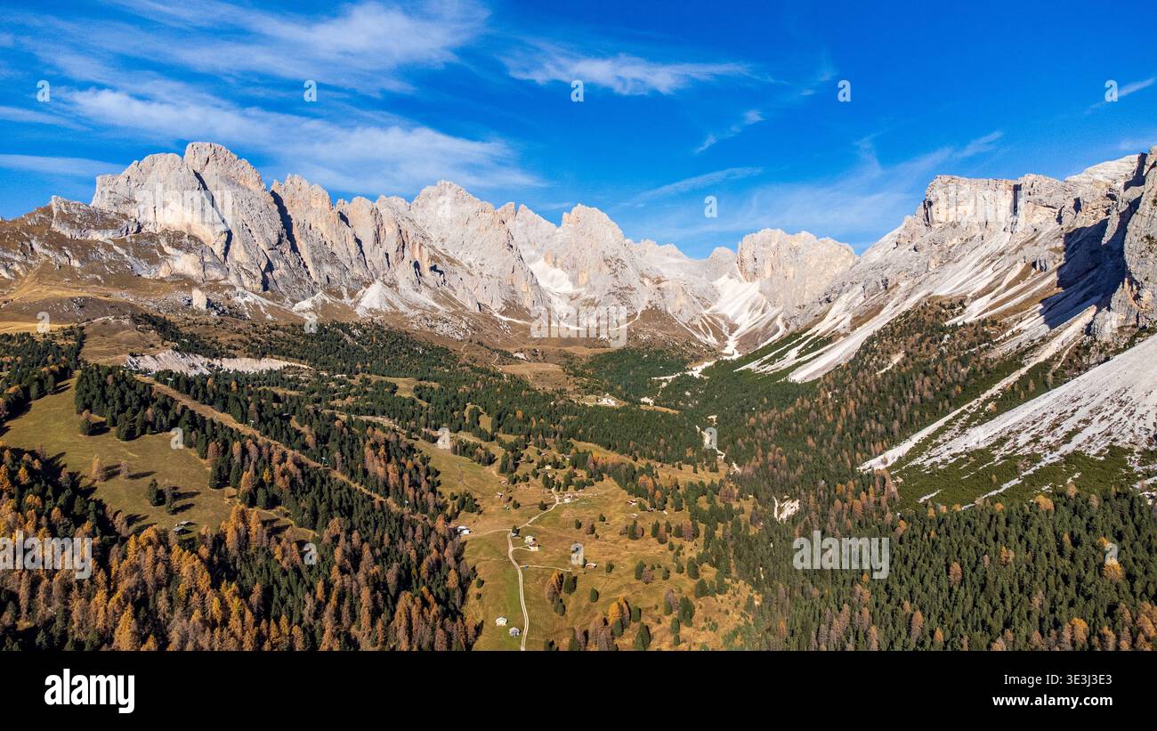 Superbe vue aérienne automnale sur le Parc naturel de Puez-Odle dans les Dolomites. La photo capture des mélèzes dorés, des pâturages Mastlé et d'imposants calcaires Banque D'Images
