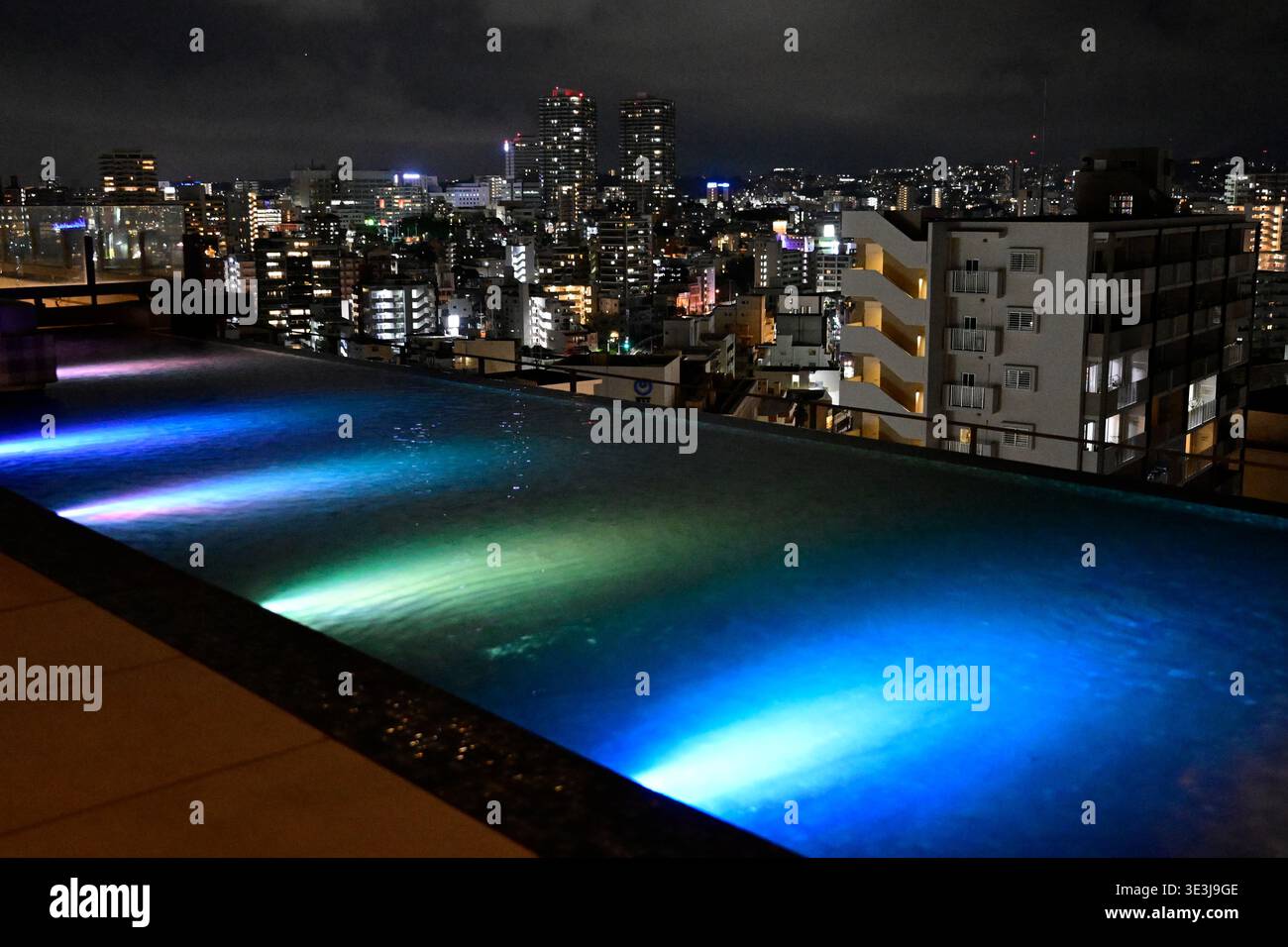 La piscine de l'hôtel Strata Naha, Okinawa Japon. Banque D'Images
