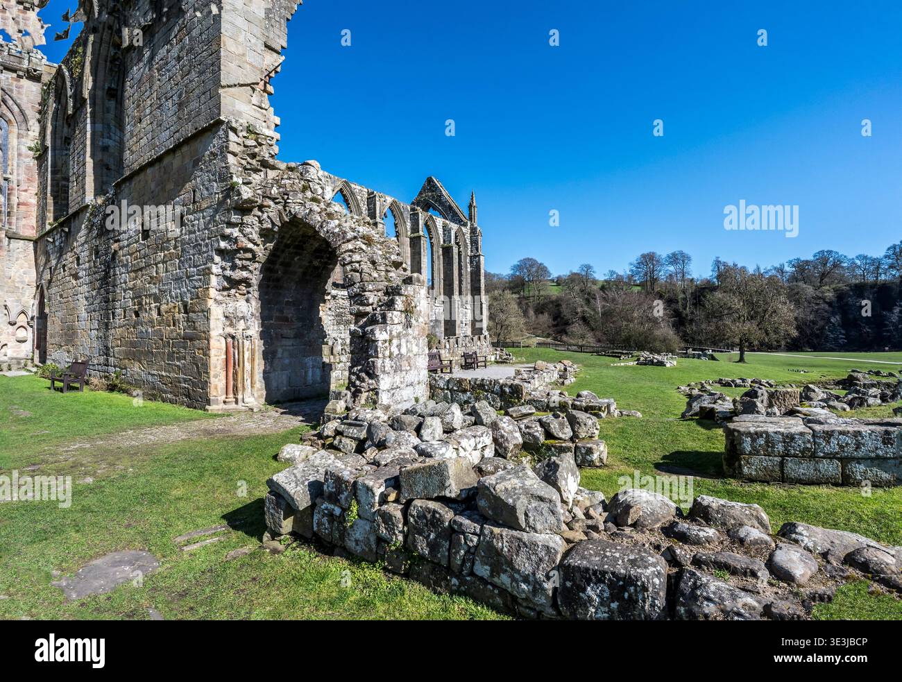 L'image est des ruines de l'abbaye de Bolton du 12ème siècle dans la vallée de Yorkshire Dales de Wharfedale située à côté de la rivière Wharfe. Banque D'Images