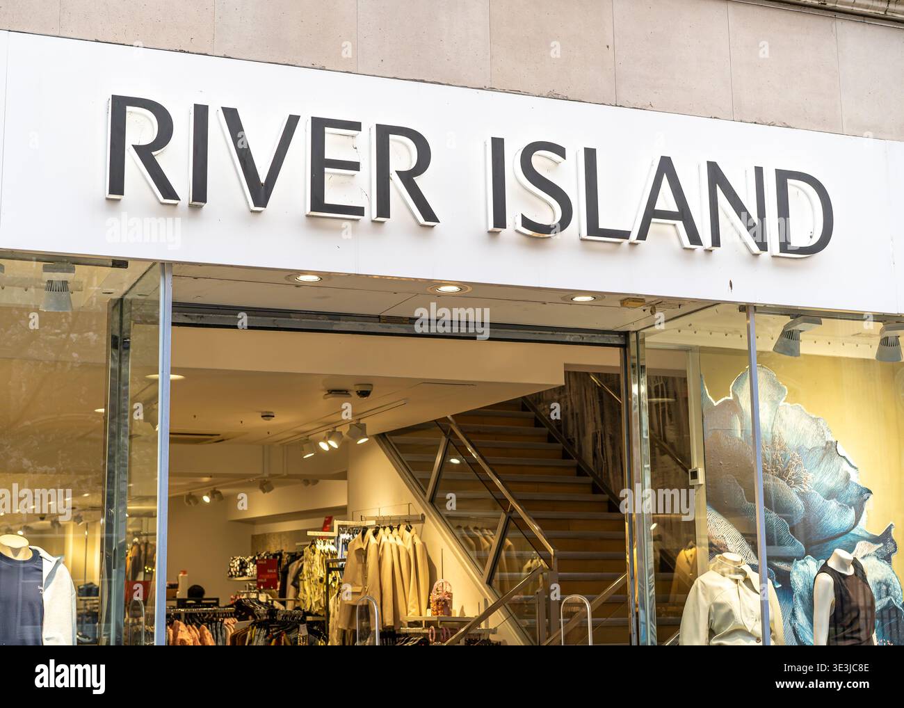 Vue extérieure sur la rue d'un magasin River Island dans la rue principale de Worcester, Royaume-Uni. Banque D'Images