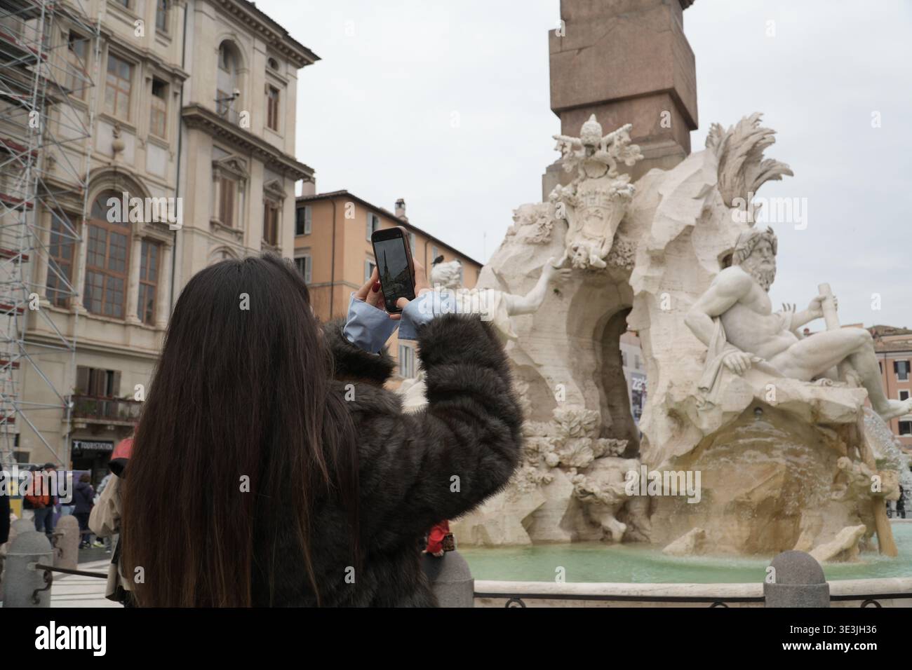 Fontana dei Quattro Fiumi, Piazza Navona, Rome, Italie. Chef-d'œuvre baroque du Bernin. Femme enregistre la fontaine sur smartphone. Banque D'Images