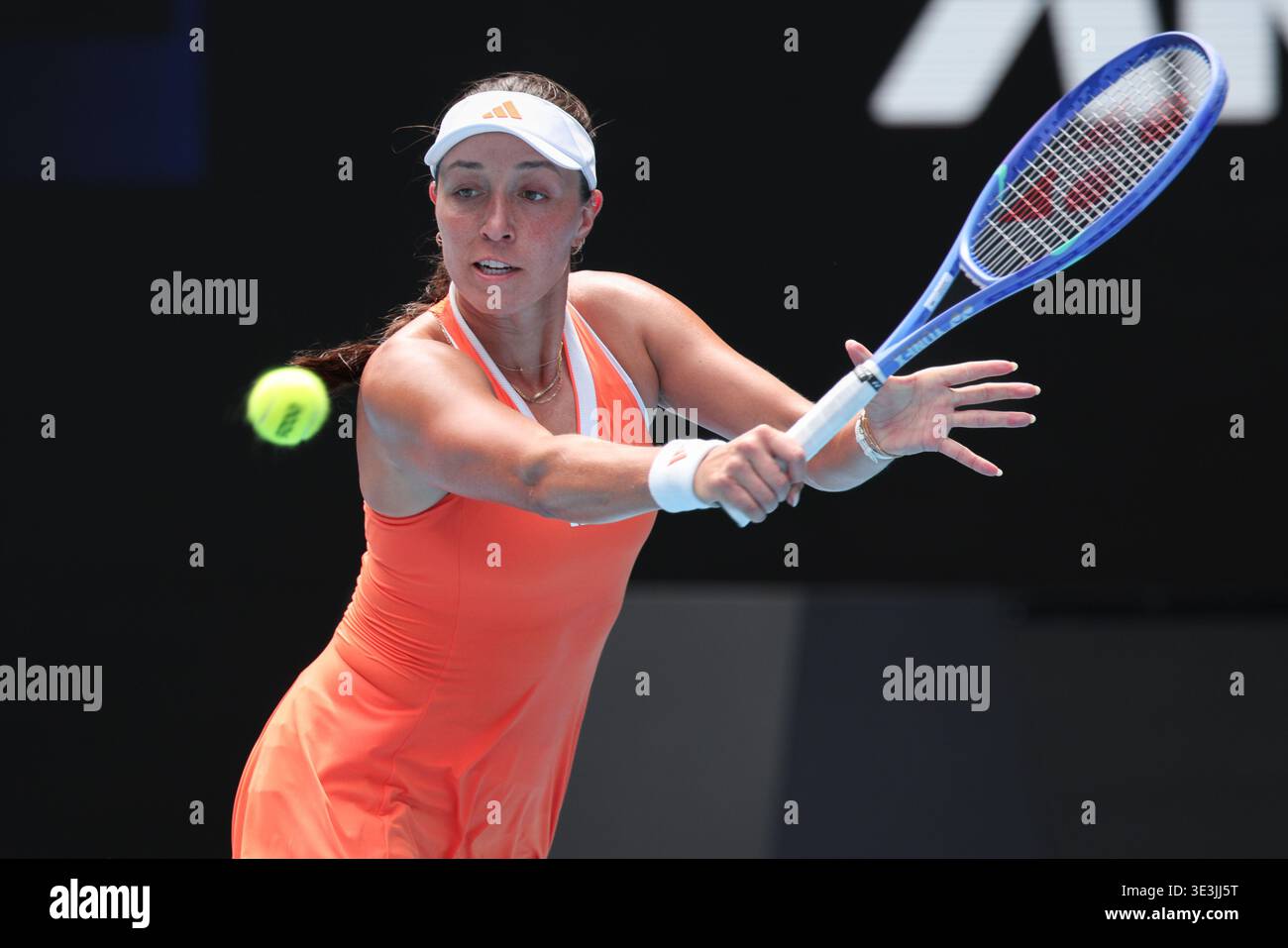 La joueuse de tennis américaine Jessica Pegula jouant un coup de revers à l'Open d'Australie 2026, Melbourne Park, Melbourne, Victoria, Australie. Banque D'Images