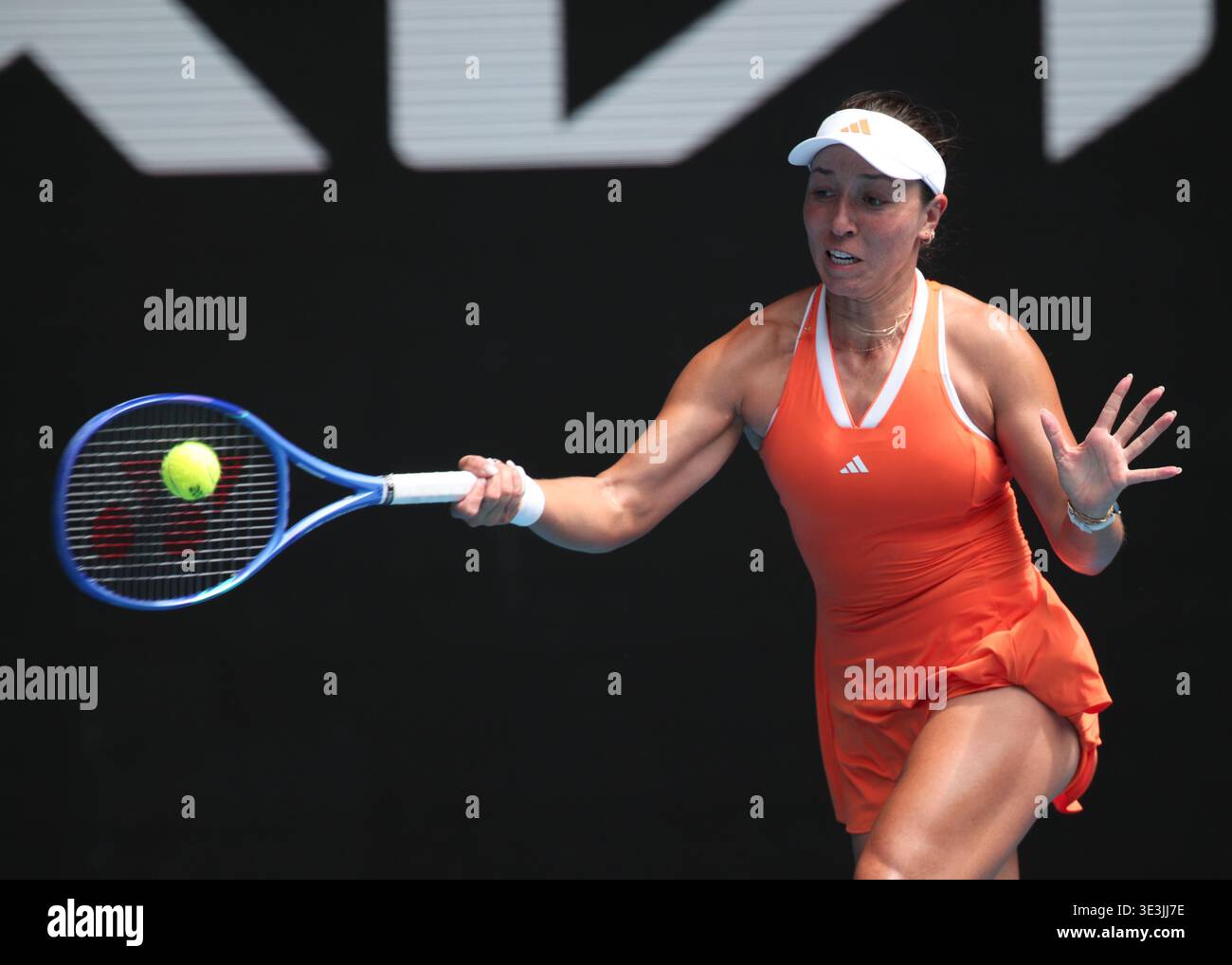 La joueuse de tennis américaine Jessica Pegula jouant un tir au premier plan à l'Open d'Australie 2026, Melbourne Park, Melbourne, Victoria, Australie. Banque D'Images