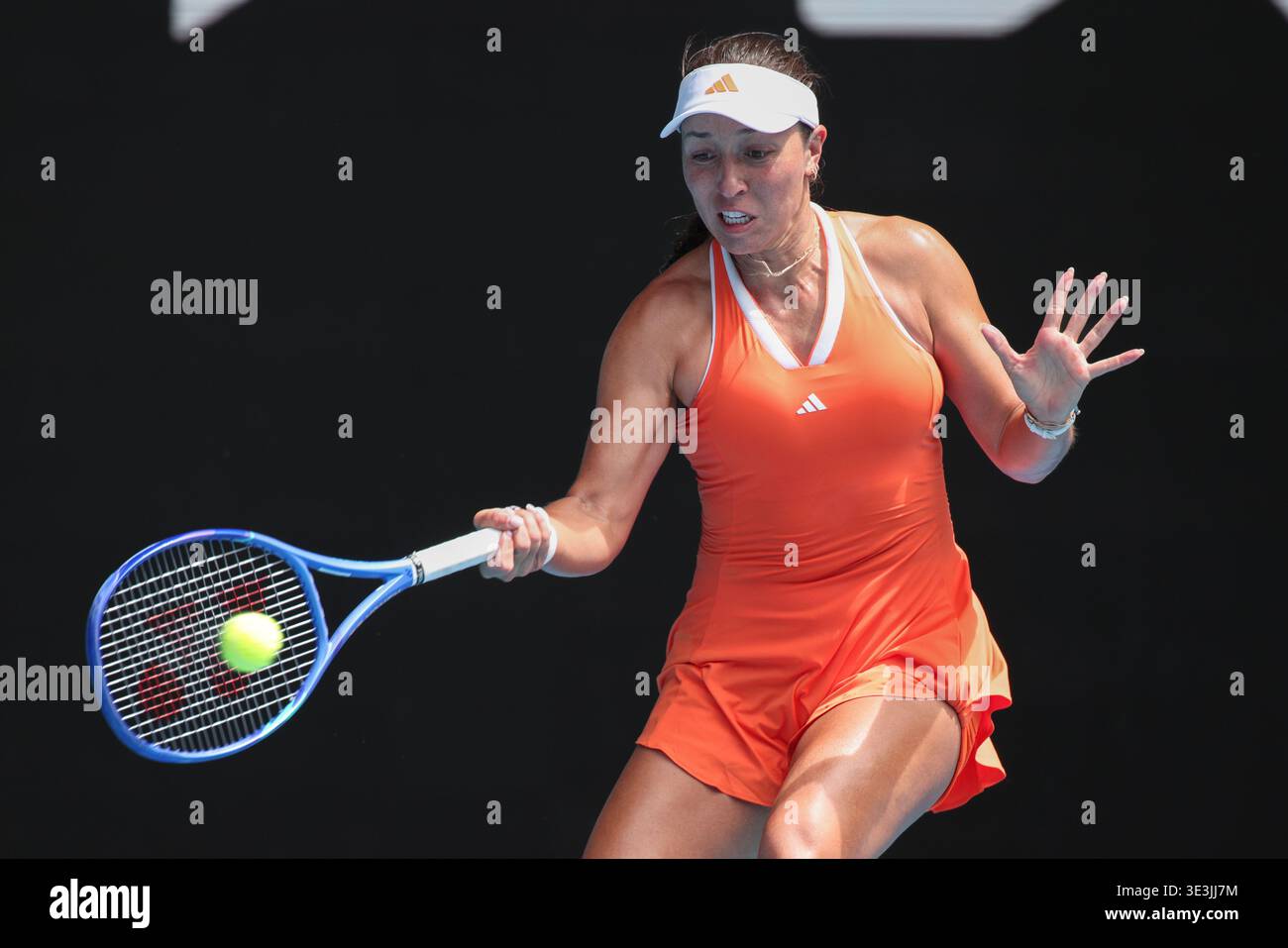 La joueuse de tennis américaine Jessica Pegula jouant un tir au premier plan à l'Open d'Australie 2026, Melbourne Park, Melbourne, Victoria, Australie. Banque D'Images