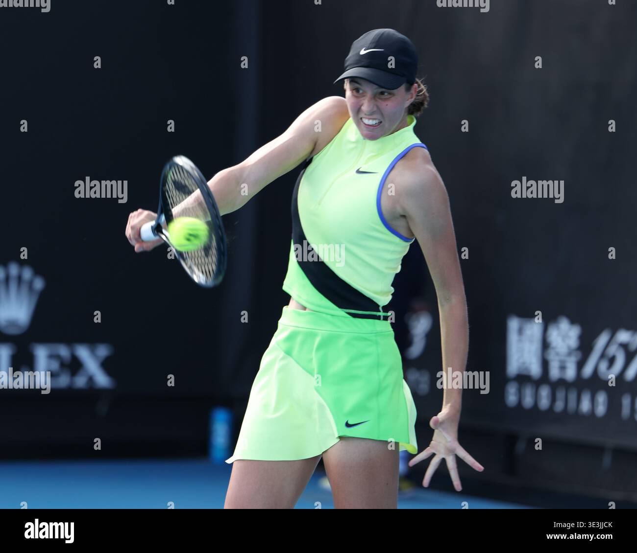 La joueuse de tennis autrichienne Lilli Tagger jouant un coup de revers à l'Open d'Australie 2026, Melbourne Park, Melbourne, Victoria, Australie. Banque D'Images