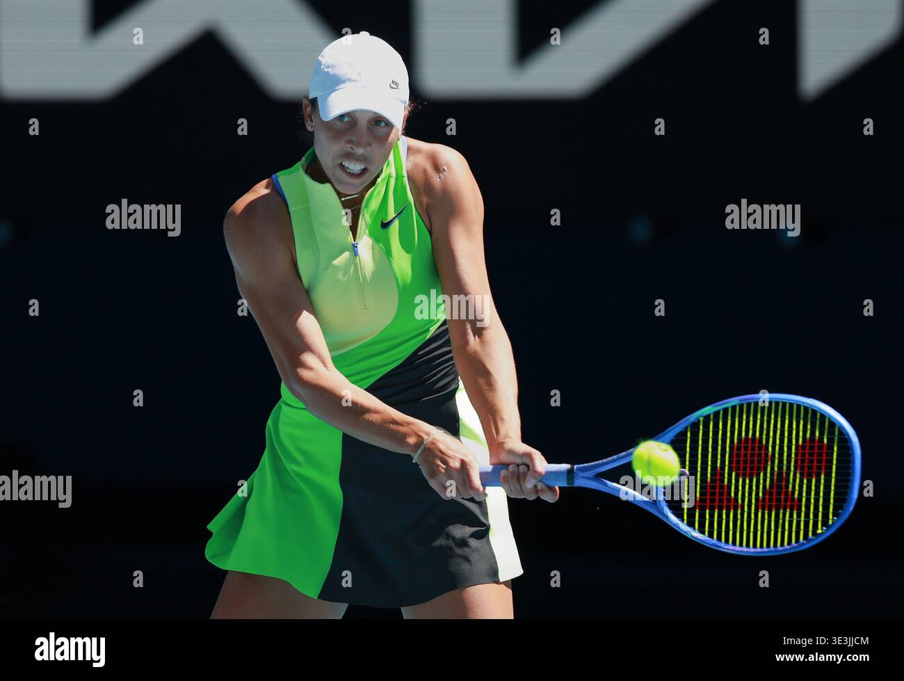 La joueuse de tennis américaine Madison Keys joue un coup de revers à l'Open d'Australie 2026, Melbourne Park, Melbourne, Victoria, Australie. Banque D'Images