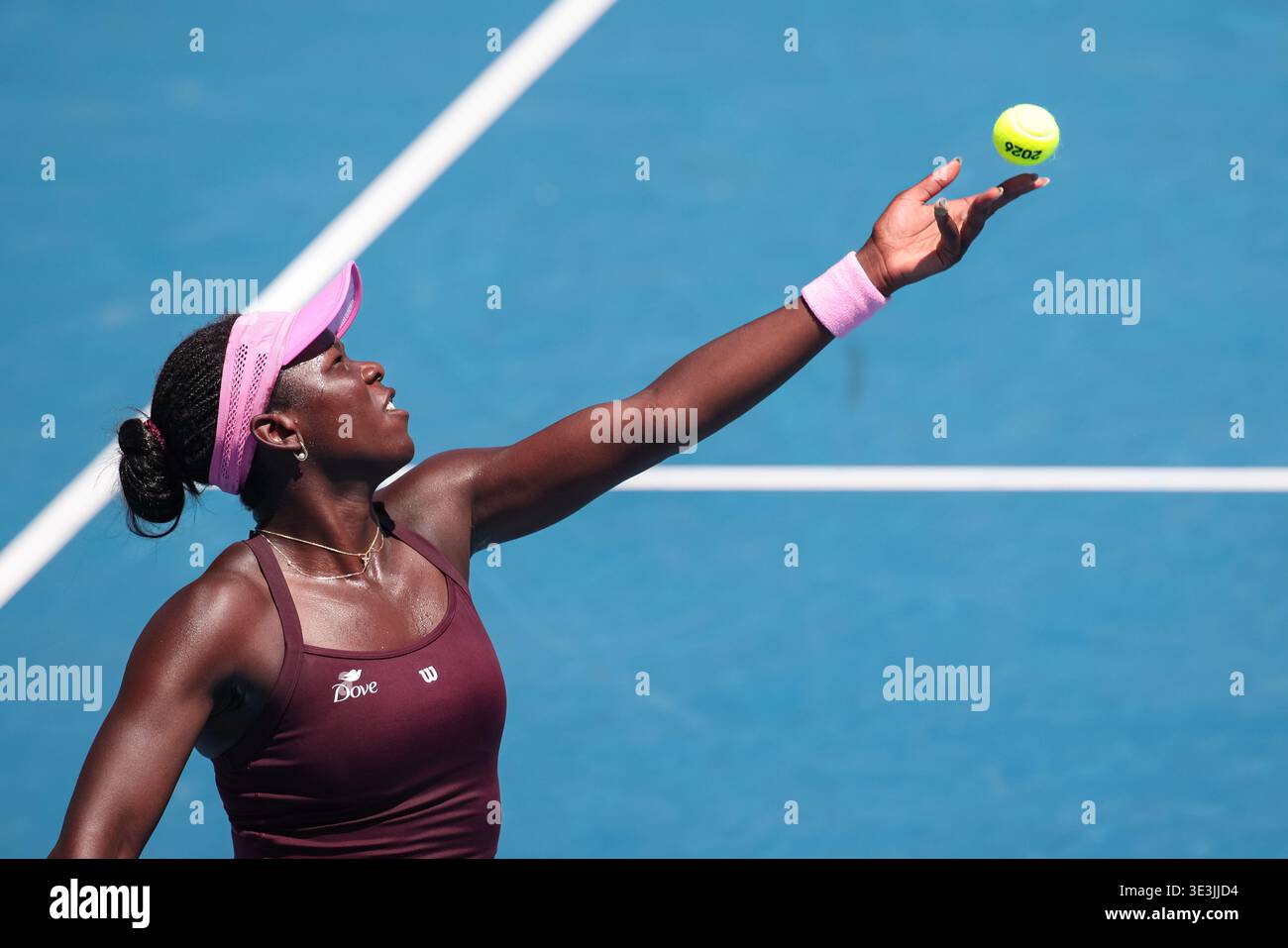 La joueuse de tennis canadienne Victoria Mboko lance la balle pour un service à l'Open d'Australie 2026, Melbourne Park, Melbourne, Victoria, Australie. Banque D'Images
