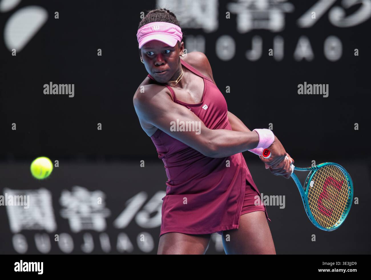 La joueuse de tennis canadienne Victoria Mboko jouant un tir au revers de l'Open d'Australie 2026, Melbourne Park, Melbourne, Victoria, Australie. Banque D'Images