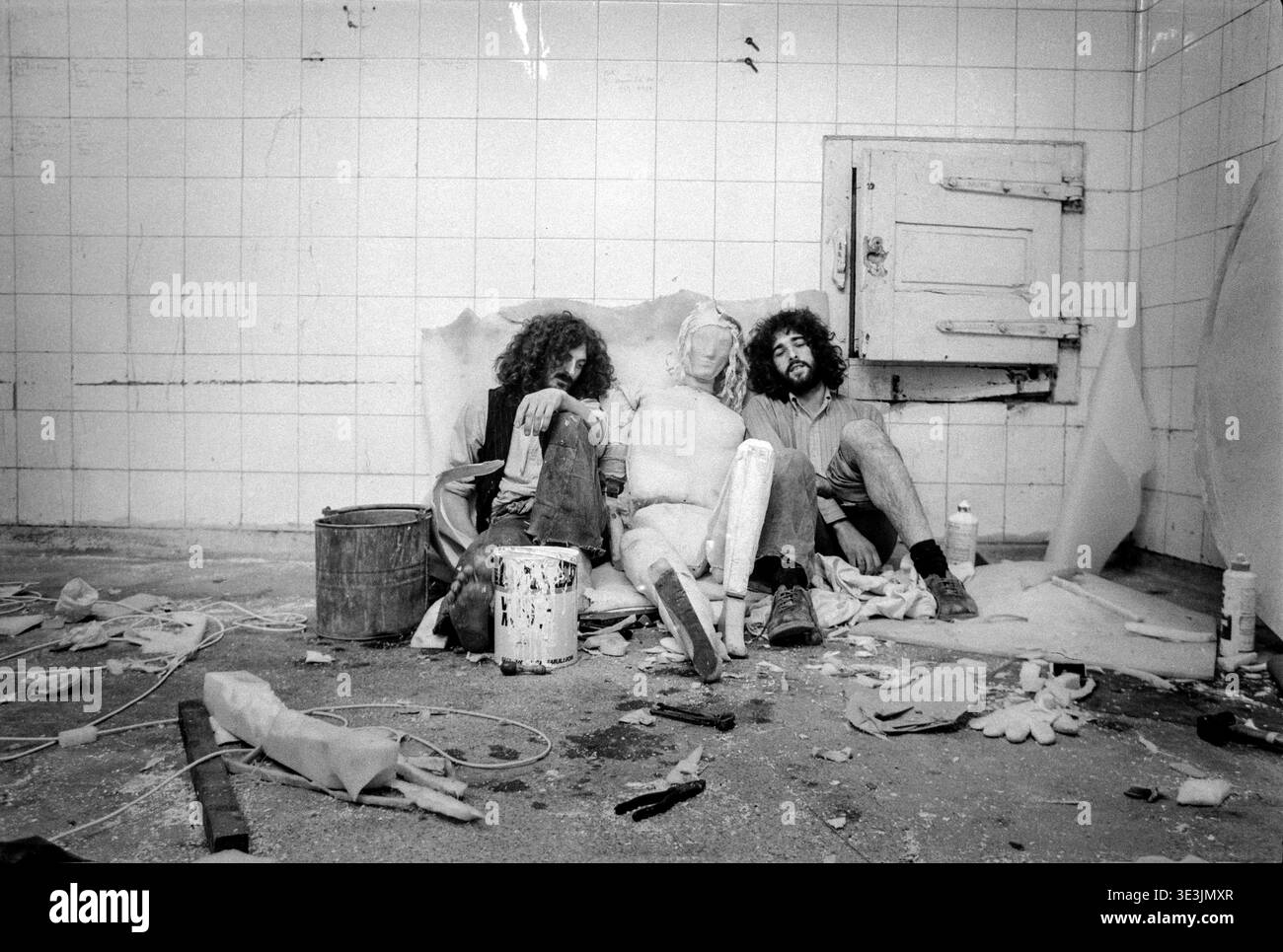 L'artiste de performance Gil Gillilan (à gauche) avec la marionnette 'Mr Nogodbody' en construction dans son atelier à The Dairy, Chalk Farm, Londres 1974. Banque D'Images
