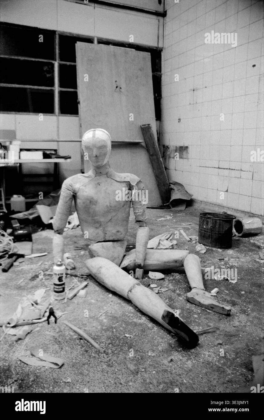 L'artiste de performance Gil Gillilan'ss marionnette 'Mr Nogodbody' en construction dans son atelier à The Dairy, Chalk Farm, Londres 1974. Banque D'Images
