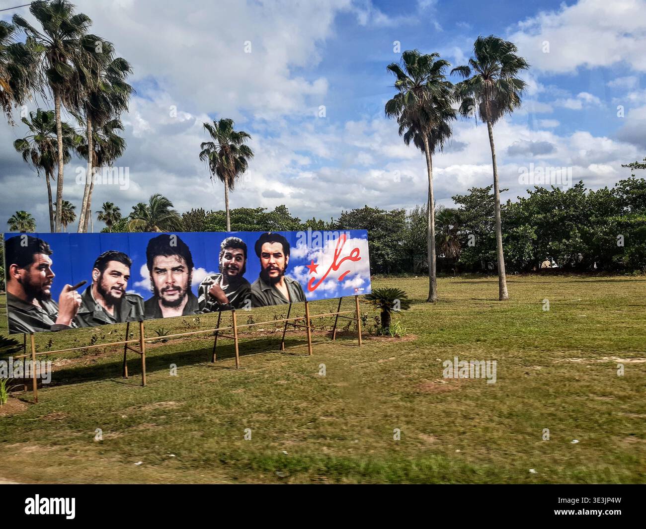 Murale mettant en vedette Che Guevara et des figures révolutionnaires cubaines dans un parc public à Cuba Banque D'Images