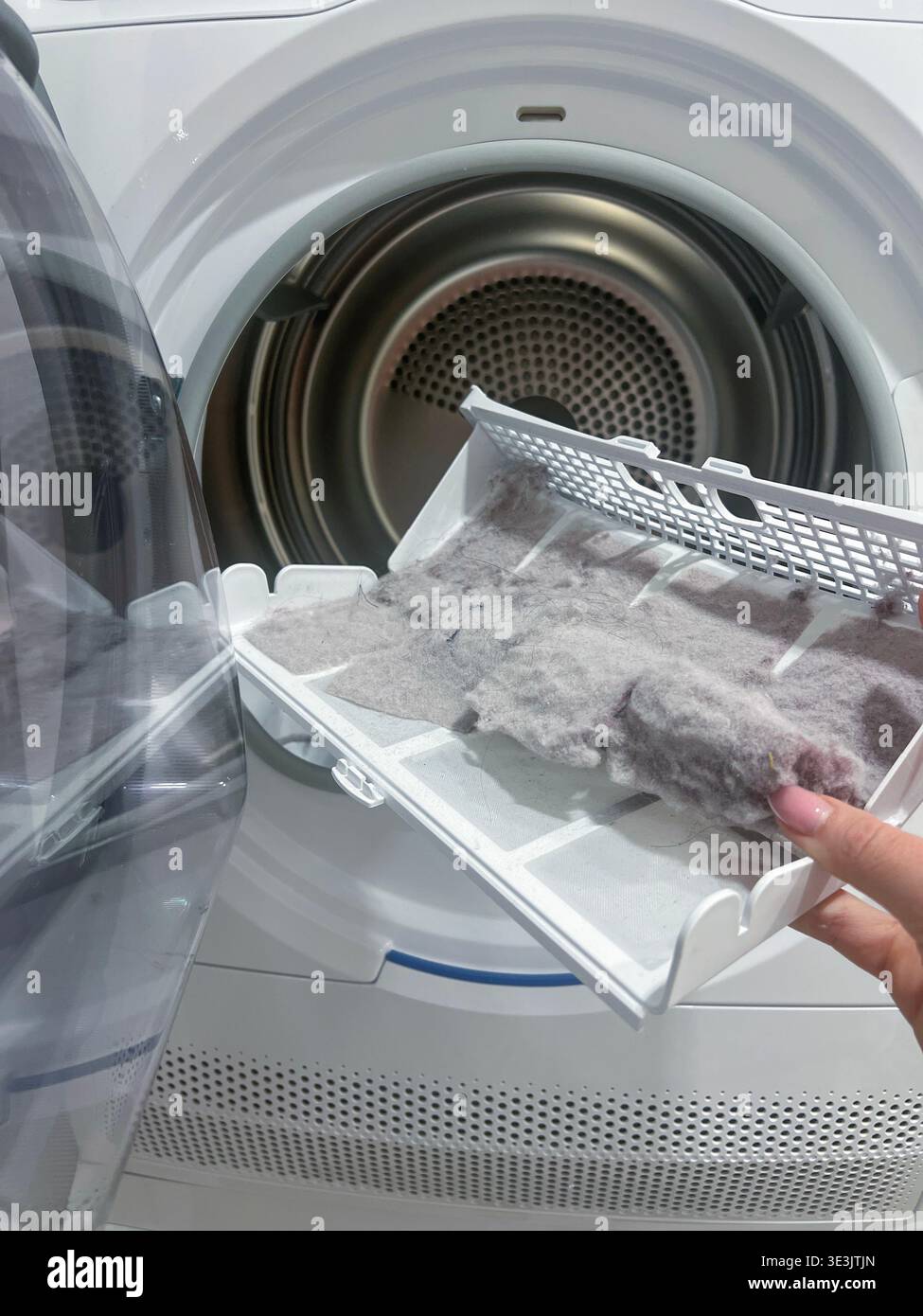 Sèche-linge électrique à chargement frontal. filtre à air sale Banque D'Images
