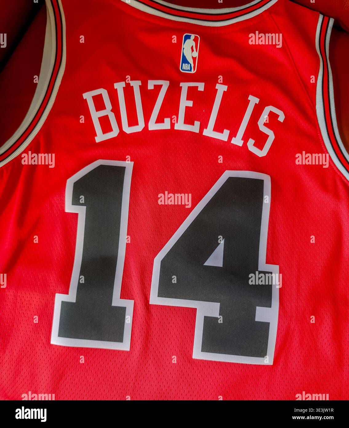 03 23 2026 - Kaunas, Lituanie. Gros plan photo du maillot de basket-ball Chicago Bulls porté par Matas Buzelis, vêtement de sport détaillé Banque D'Images