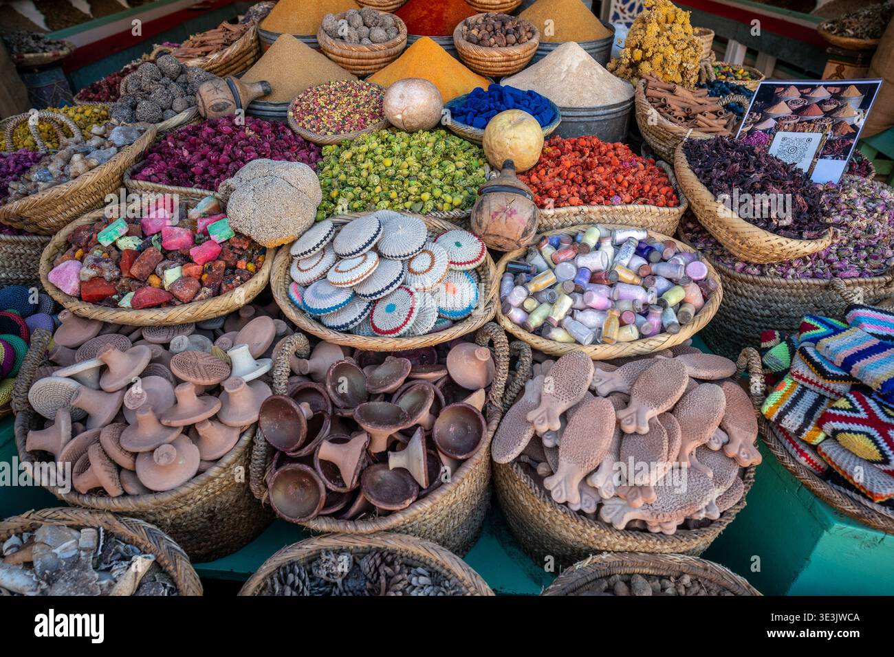 Commerçant rue marocain vente de fruits , Essaouira, Maroc Photo Stock - Alamy