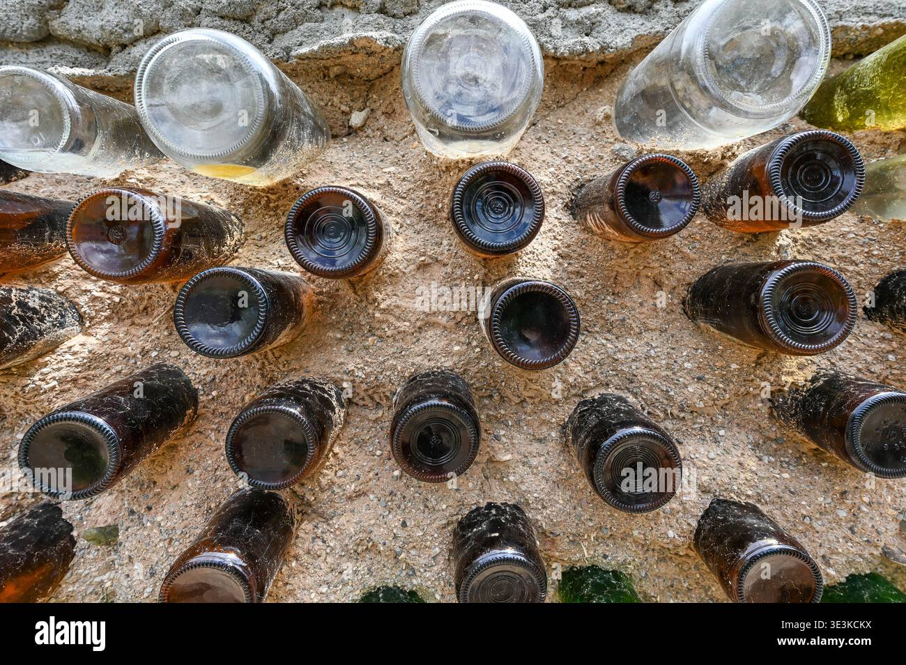 Vue de bouteilles en verre encastrées créant un mur texturé original, contrastant clair et ambré avec le mortier rugueux et sablonneux, Santa Fe, Nouveau-Mexique, ONU Banque D'Images