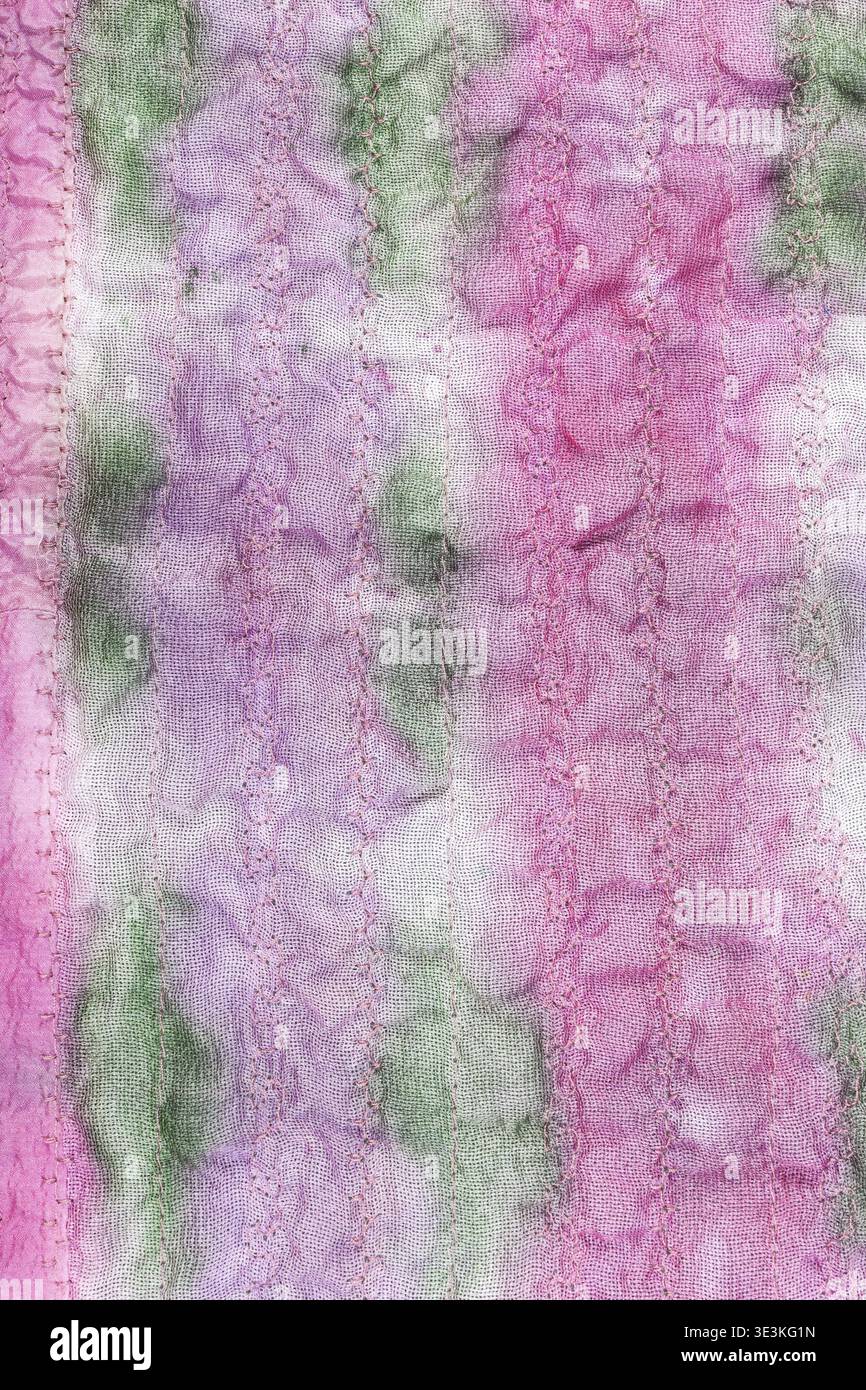 Fond textile peint à la main tissu de soie rose et vert cousu Banque D'Images
