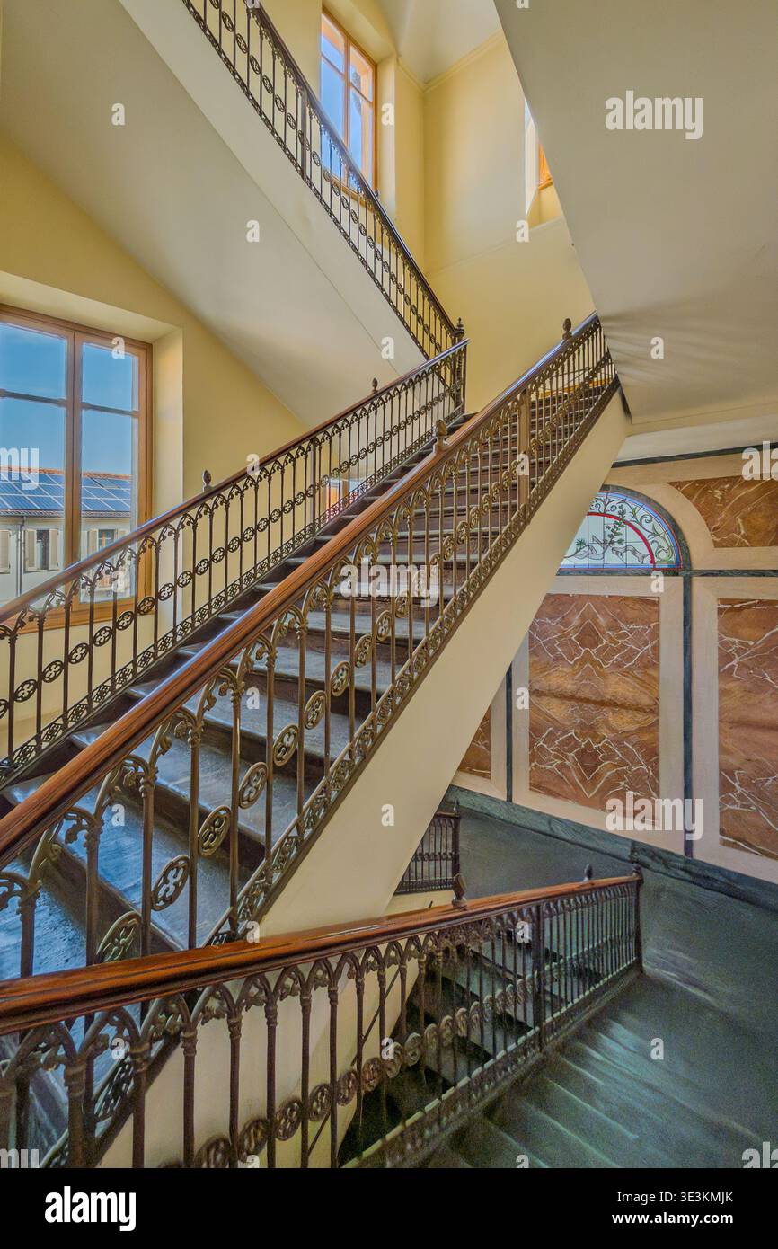Cage d'escalier intérieure dans un bâtiment historique avec des escaliers en pierre et des rampes en fer forgé, dans le style architectural italien éclectique de l'oreille Banque D'Images