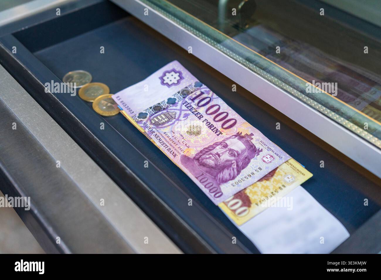 Billets et pièces de monnaie hongrois en forint sur un comptoir de change à Budapest, reçus après conversion. Banque D'Images