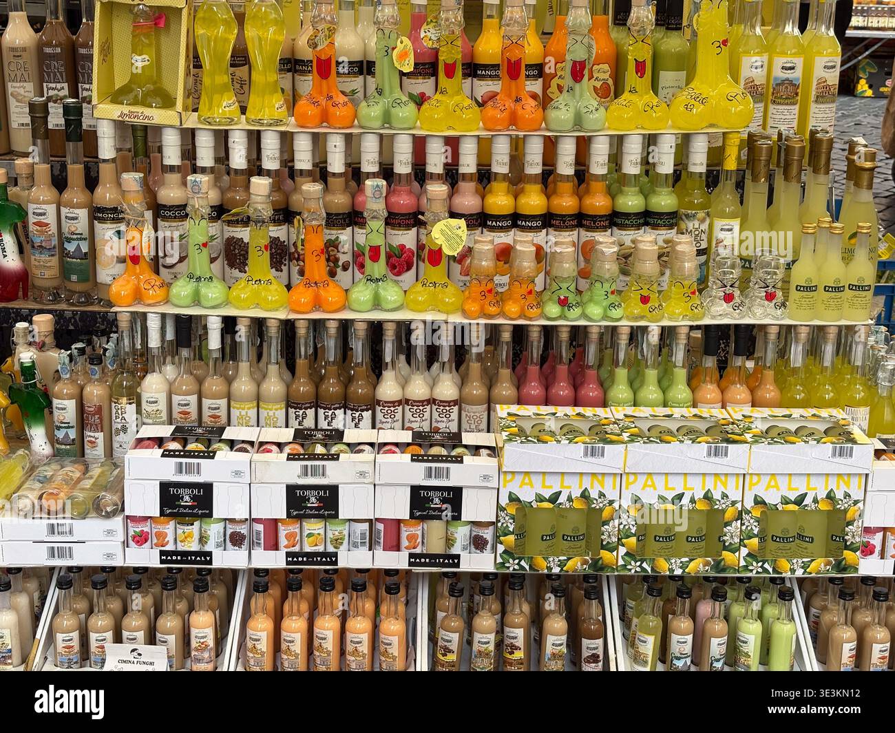 Bouteilles de liqueur fantaisie en forme de phallus au marché Campo de' Fiori, Rome, Italie. Exposition de spiritueux en souvenir. Banque D'Images