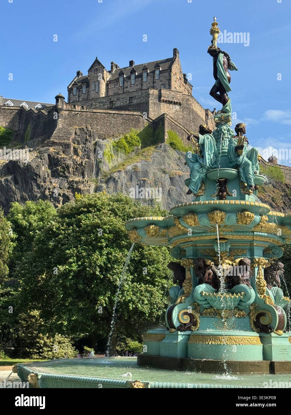 Château d'Édimbourg avec fontaine sous un ciel bleu d'été, capturant la beauté historique de la capitale emblématique de l'Écosse. - Image de stock capturée avec un smartphone