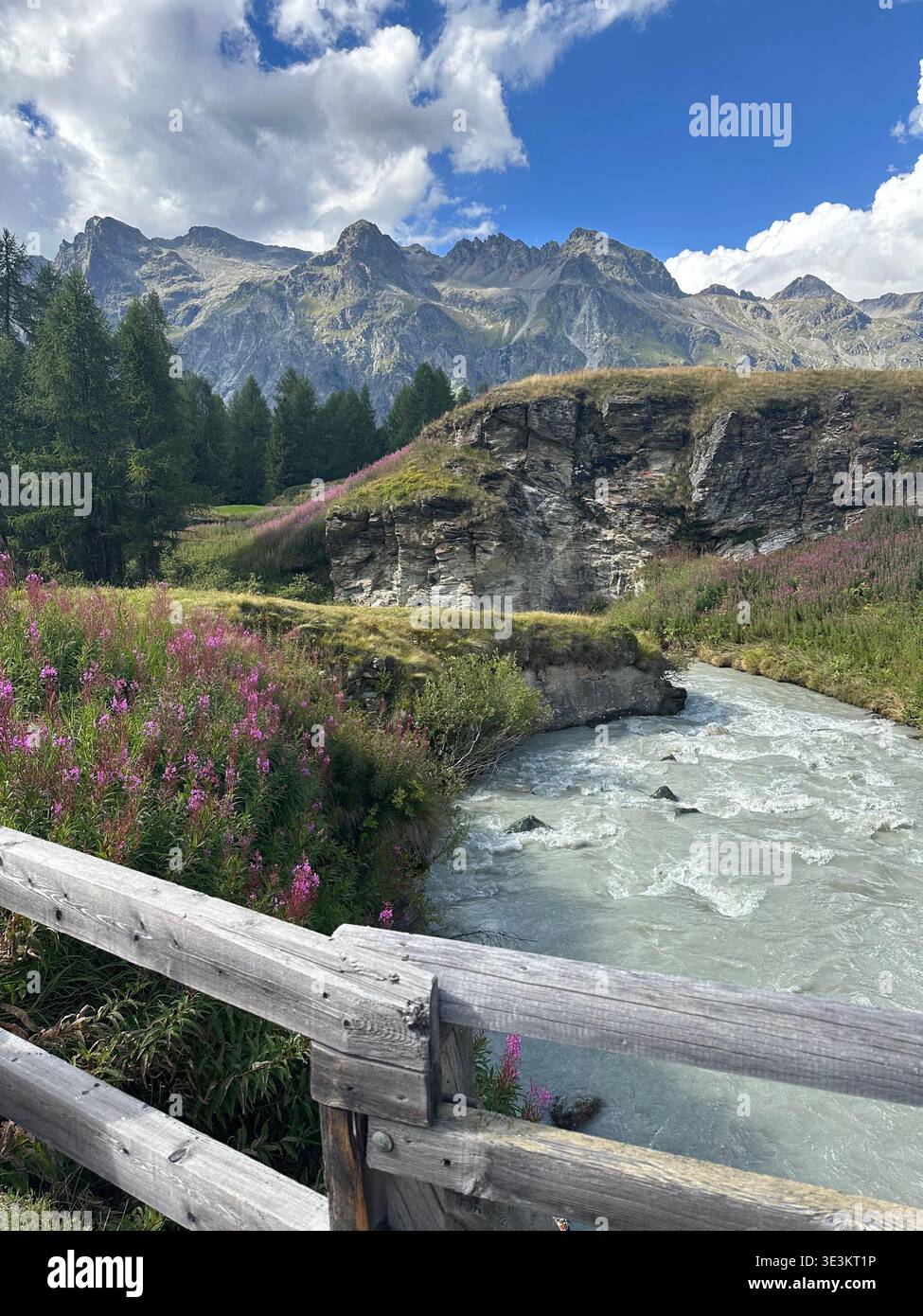 Vues estivales sur la vallée de l'Engadine en Suisse avec des lacs alpins, des rivières et des paysages de montagne majestueux dans les Alpes suisses. - Image de stock capturée avec un smartphone