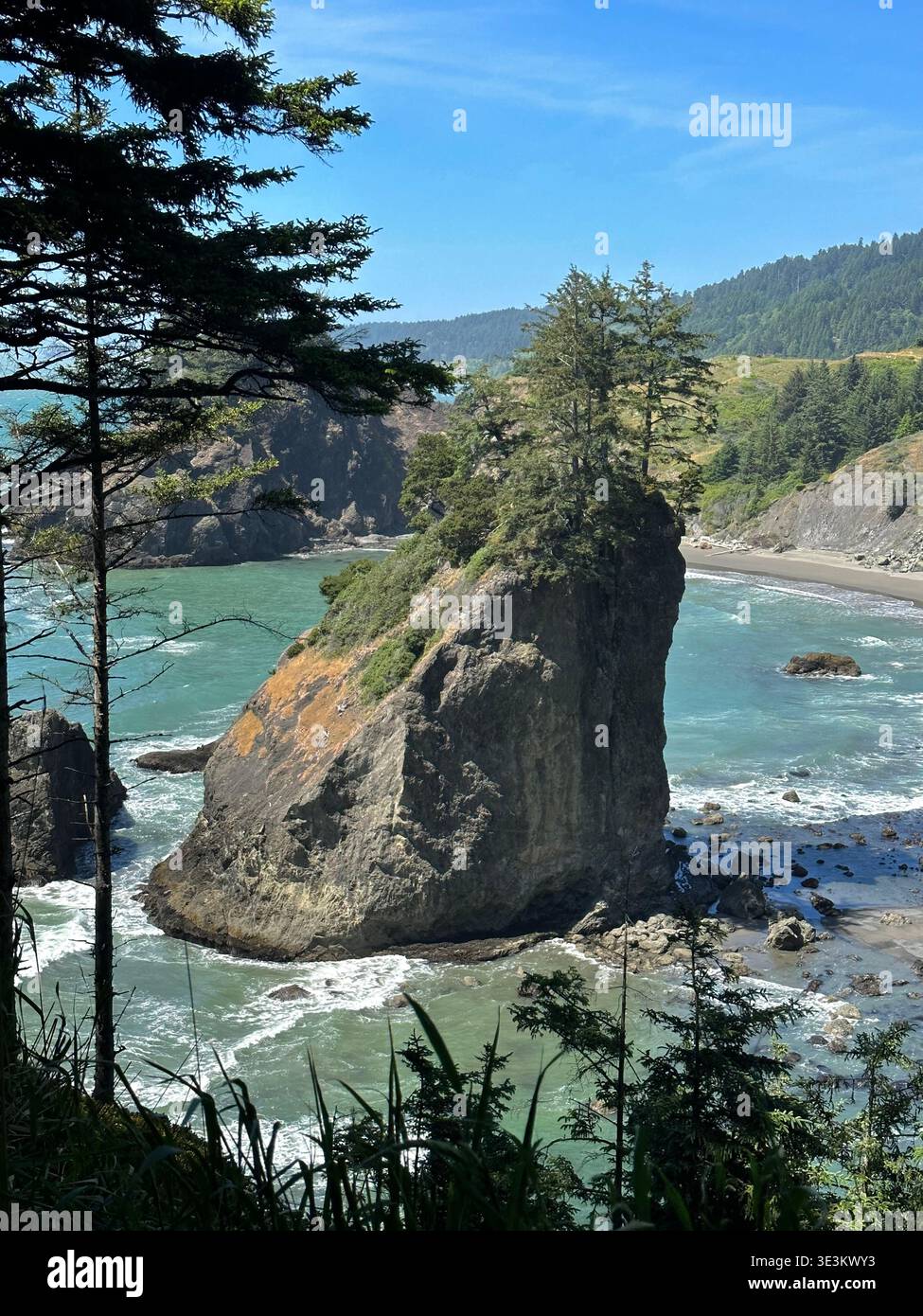 Arc rocheux naturel au Natural Bridges State Park sur la côte de l'Oregon, aux États-Unis, avec une eau turquoise et des falaises accidentées, un paysage côtier pittoresque. - Image de stock capturée avec un smartphone