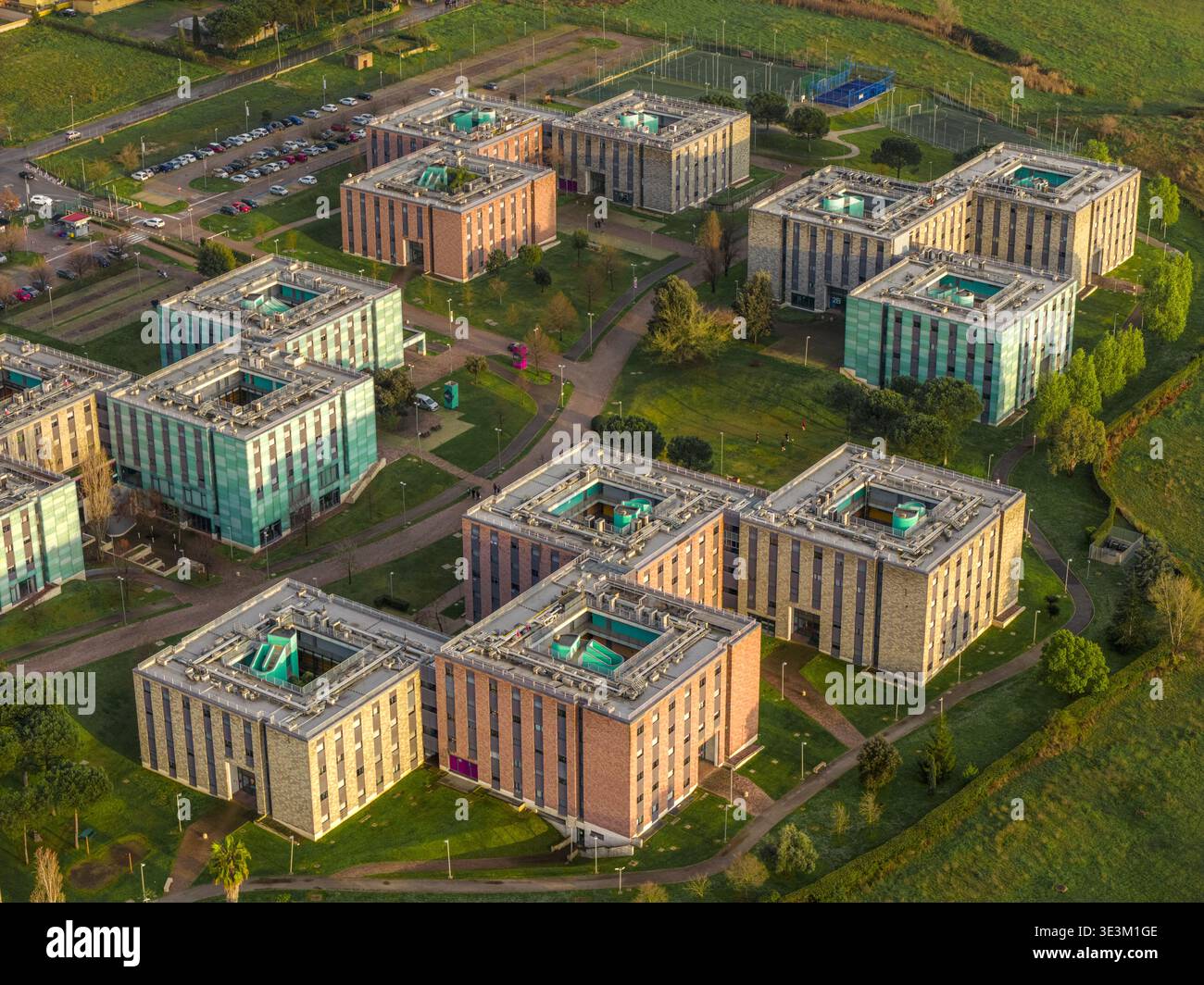 Vue aérienne des bâtiments multicolores dynamiques de l'université Tor Vergata nichés au milieu d'espaces verts, un paysage structuré d'apprentissage et de leisu Banque D'Images