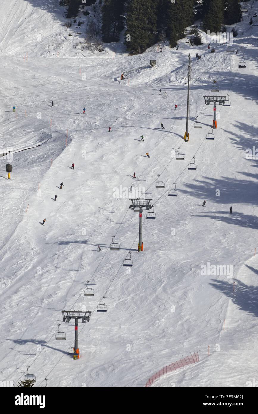 Piste de ski et remontée mécanique dans les alpes suisses Banque D'Images