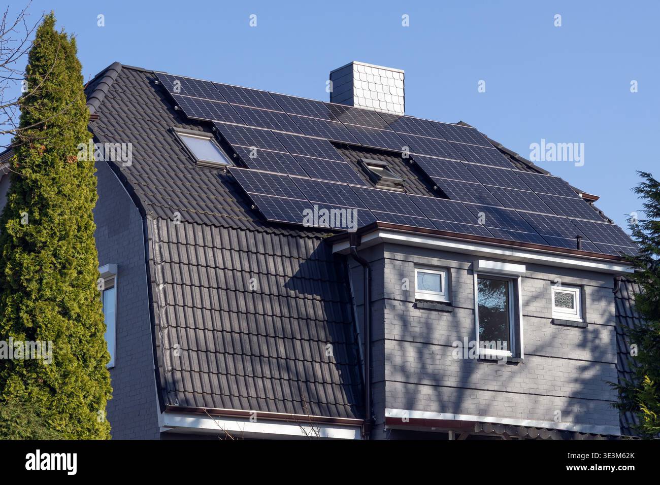 panneaux solaires sur un toit en mansarde Banque D'Images