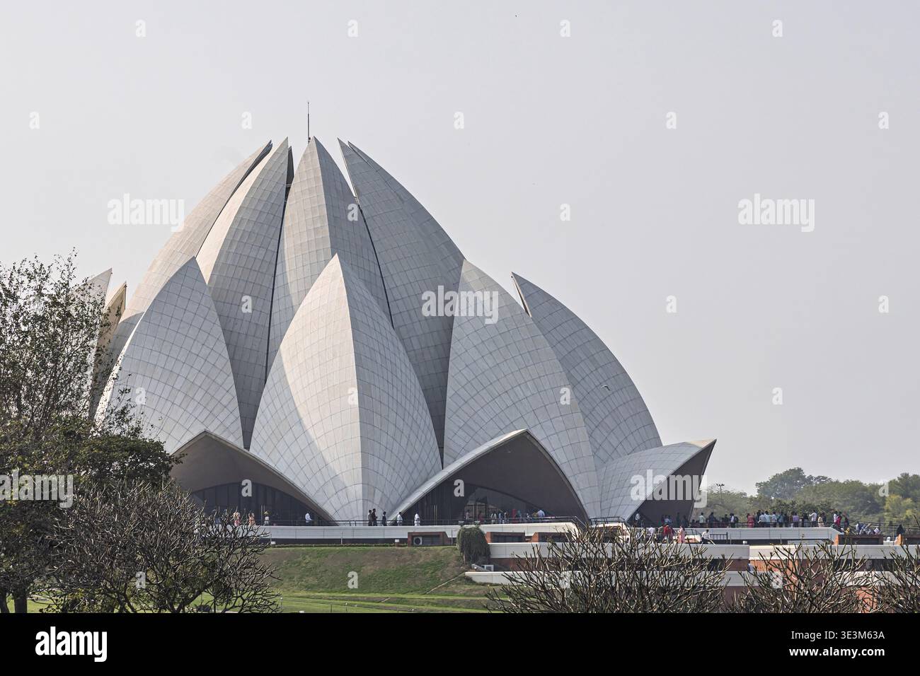 Vue sur le temple du Lotus, une merveille architecturale moderne avec ses pétales blancs immaculés atteignant le ciel au milieu de la verdure luxuriante, New Delhi, Delhi, in Banque D'Images