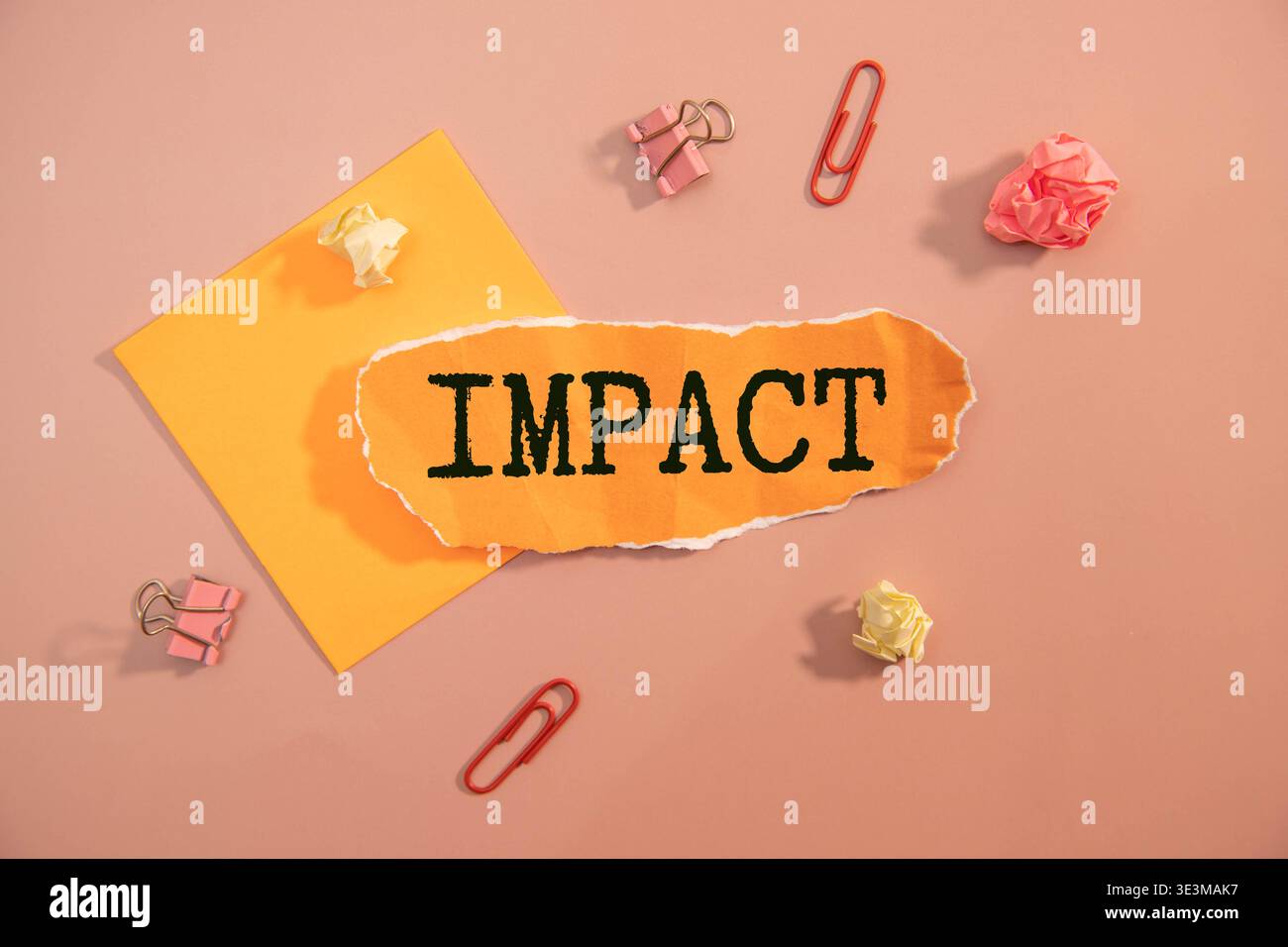 Texte À IMPACT POSITIF sur collant sur fond gris. Banque D'Images